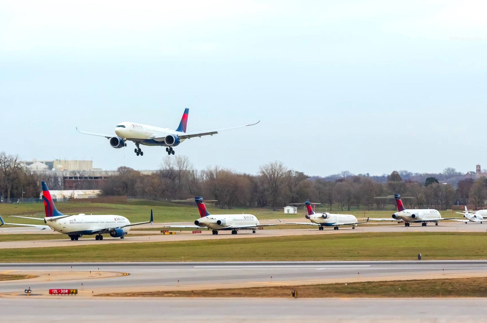 美国众议院投票终结长达43天的美国政府停摆纪录