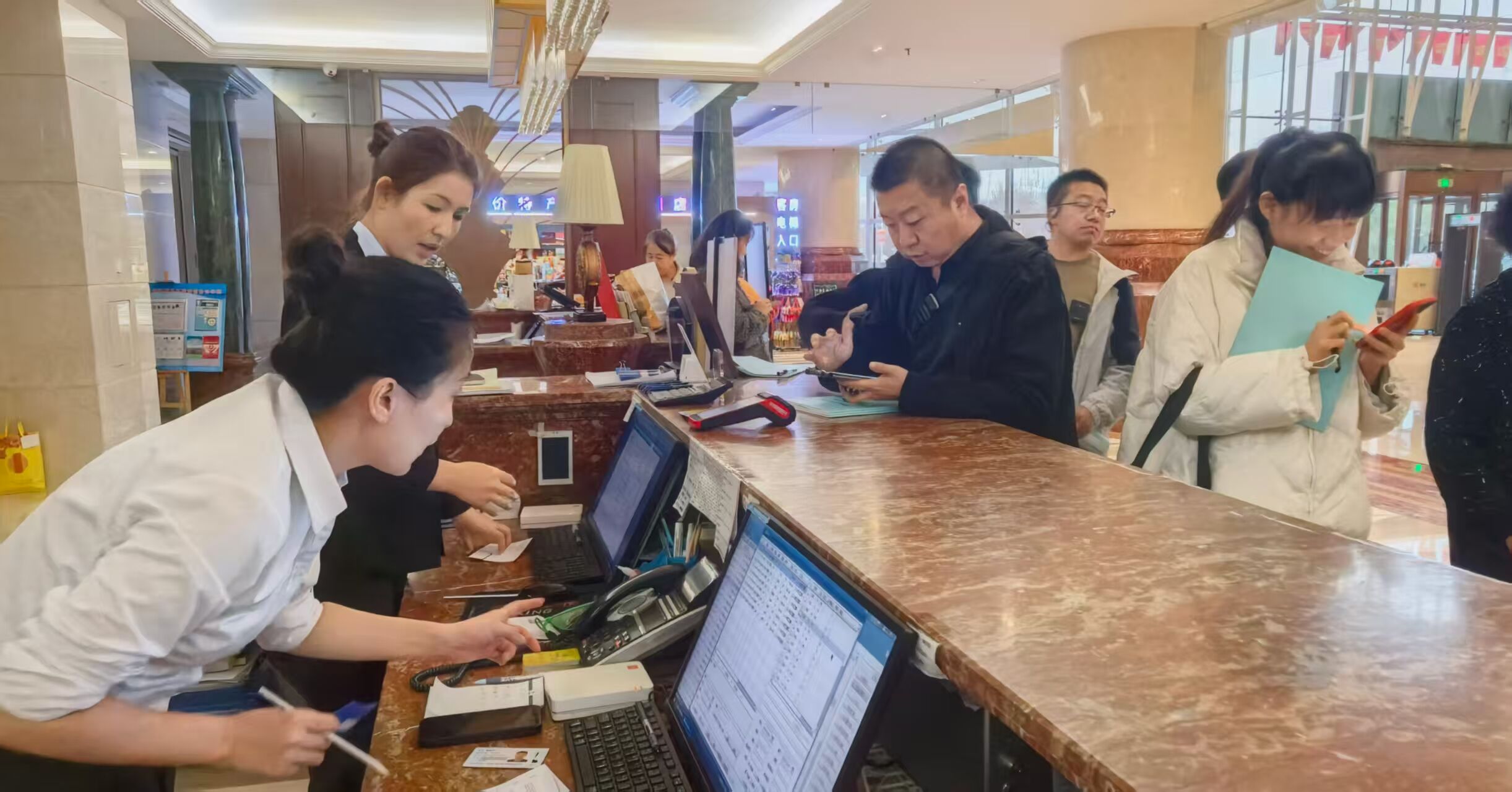 新疆机场集团天缘航旅伊宁分公司联动成都航空开启直播合作 凭机票可享住宿优惠