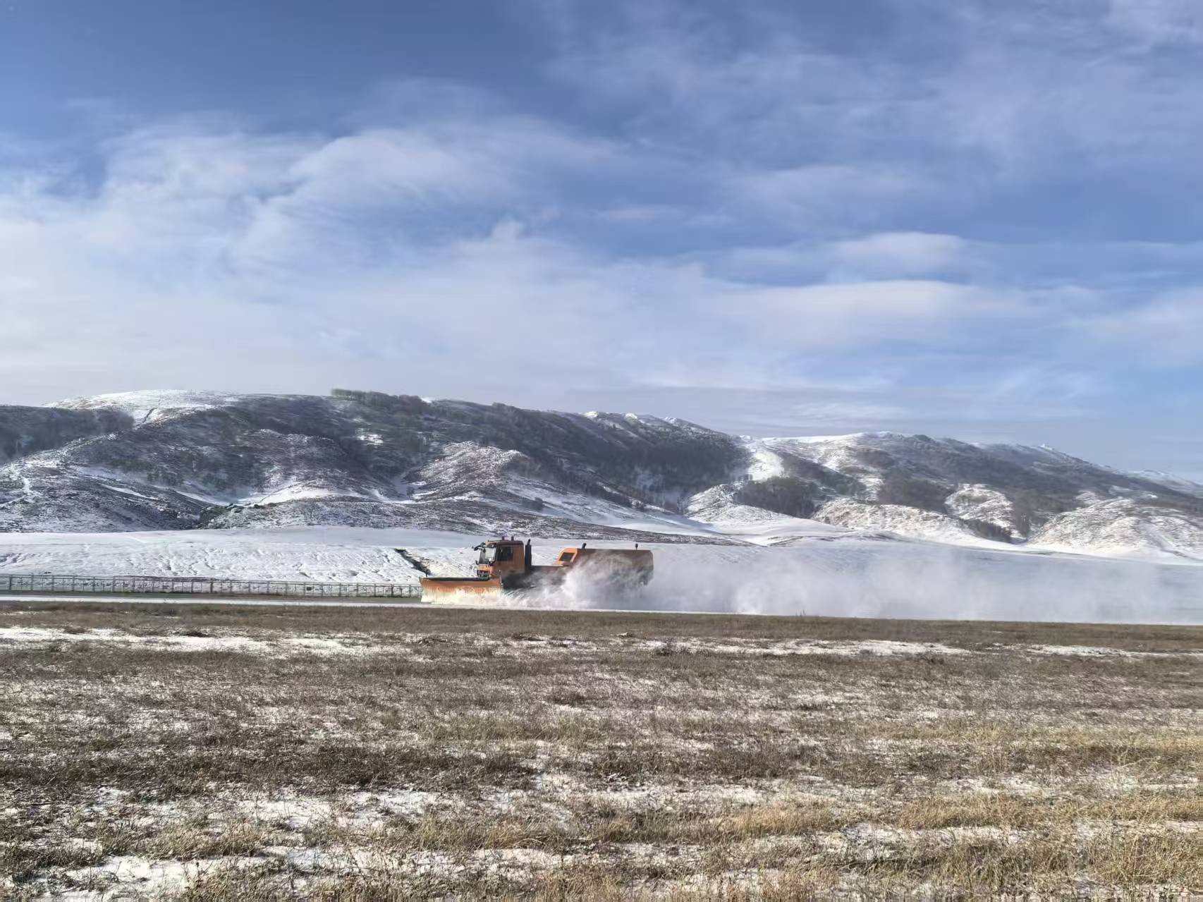 布尔津喀纳斯机场开展冬季除雪作业 保障航班运行安全