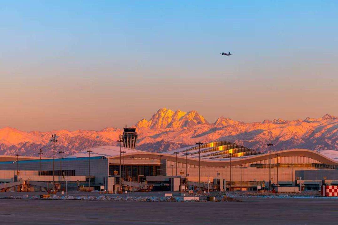 新疆机场(集团)有限责任公司所辖机场管制部门共同筑牢跑道安全防线