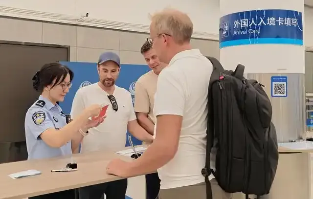 深圳机场迎客商入境参展潮