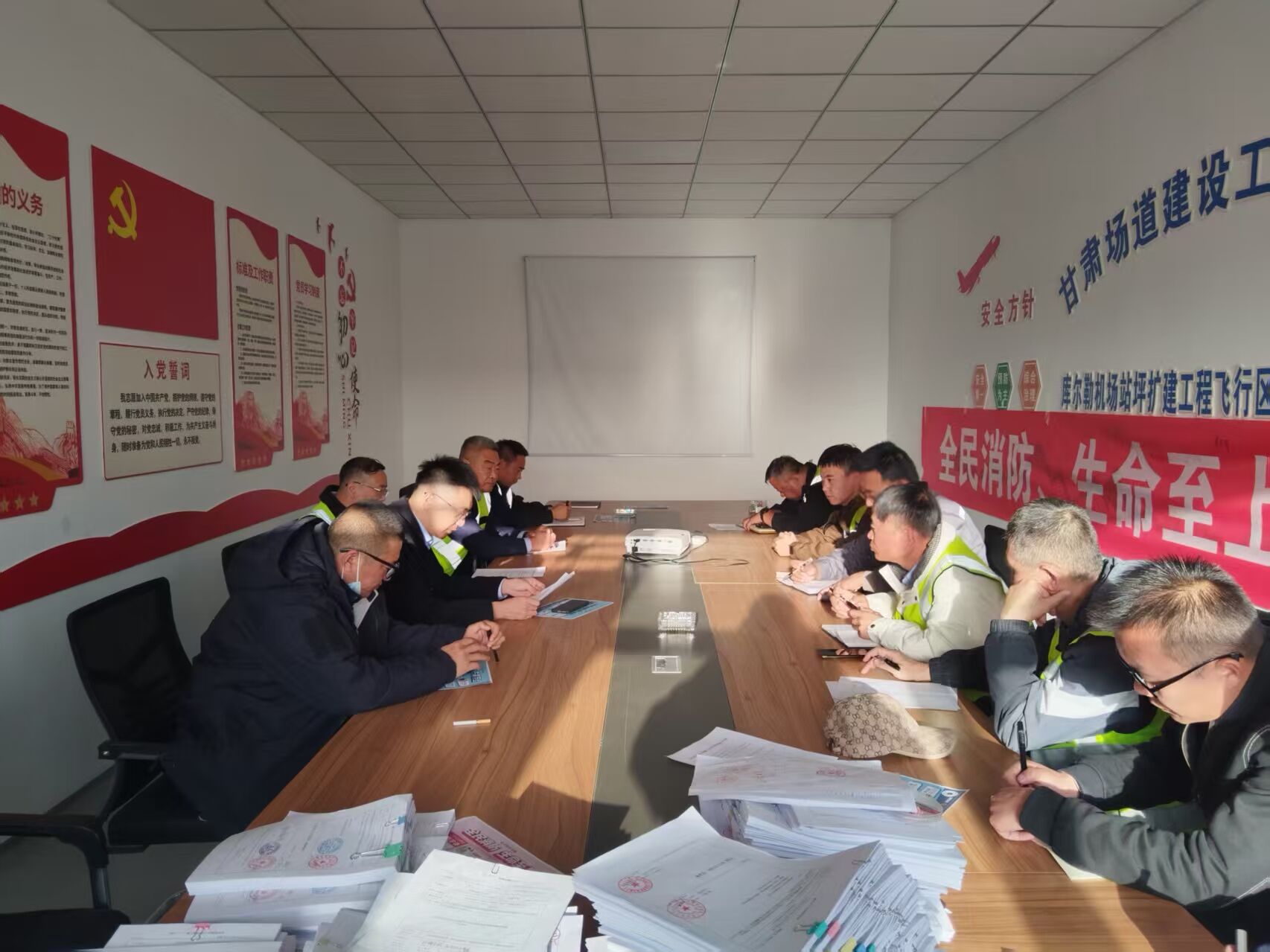 新疆机场集团库尔勒梨城机场部署冬季安全运行 狠抓施工安全落实