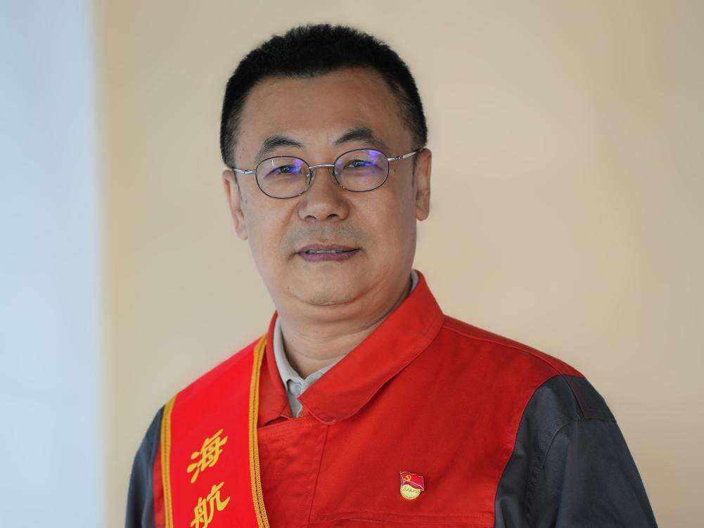 深耕工程技术一线 铸就安全丰碑——新海航航空集团2025年暑运国庆“维修技术标兵”天津航空陈伟、任伟