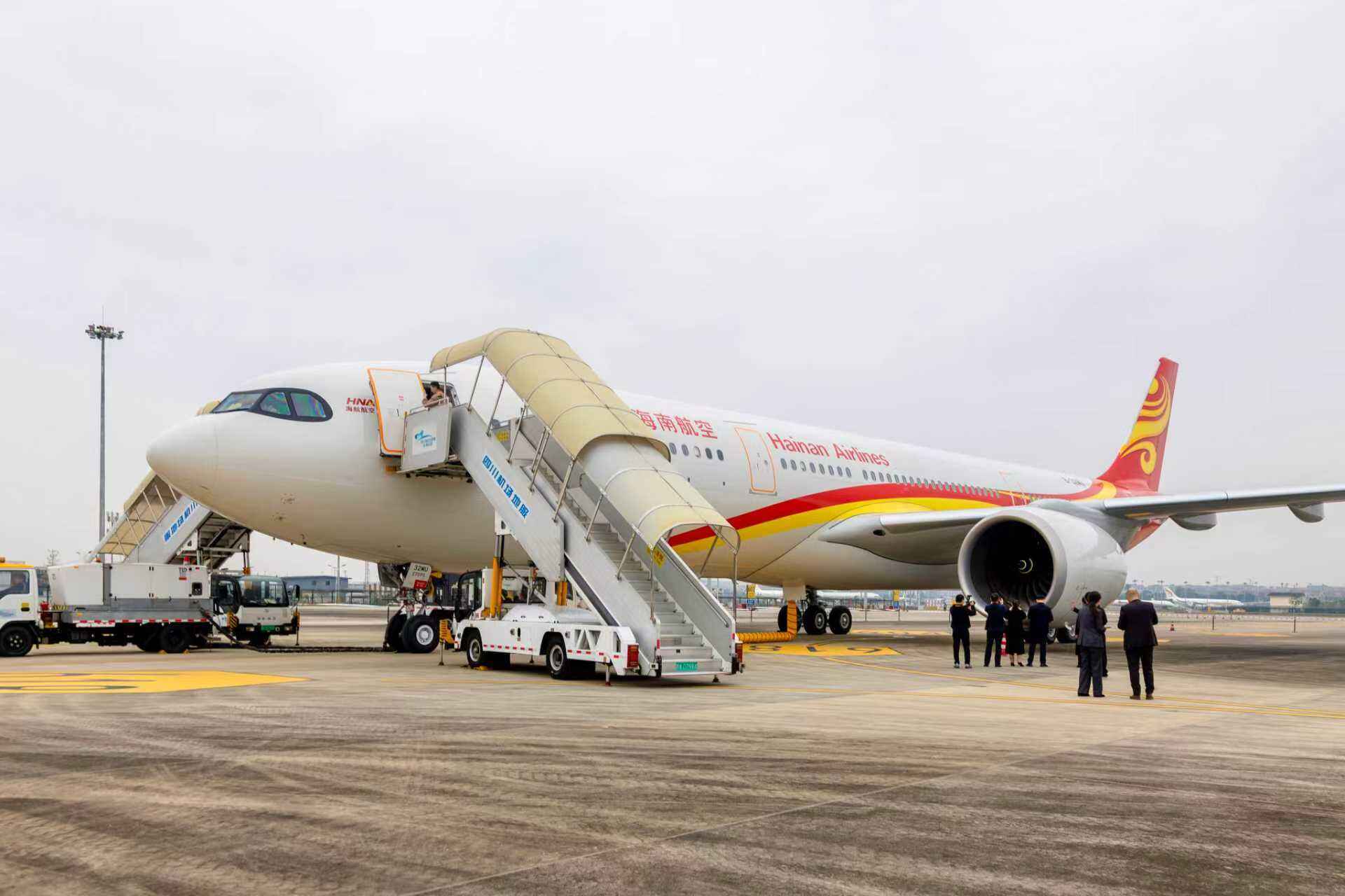 海南航空A330系列新飞机巡展亮相成都双流国际机场