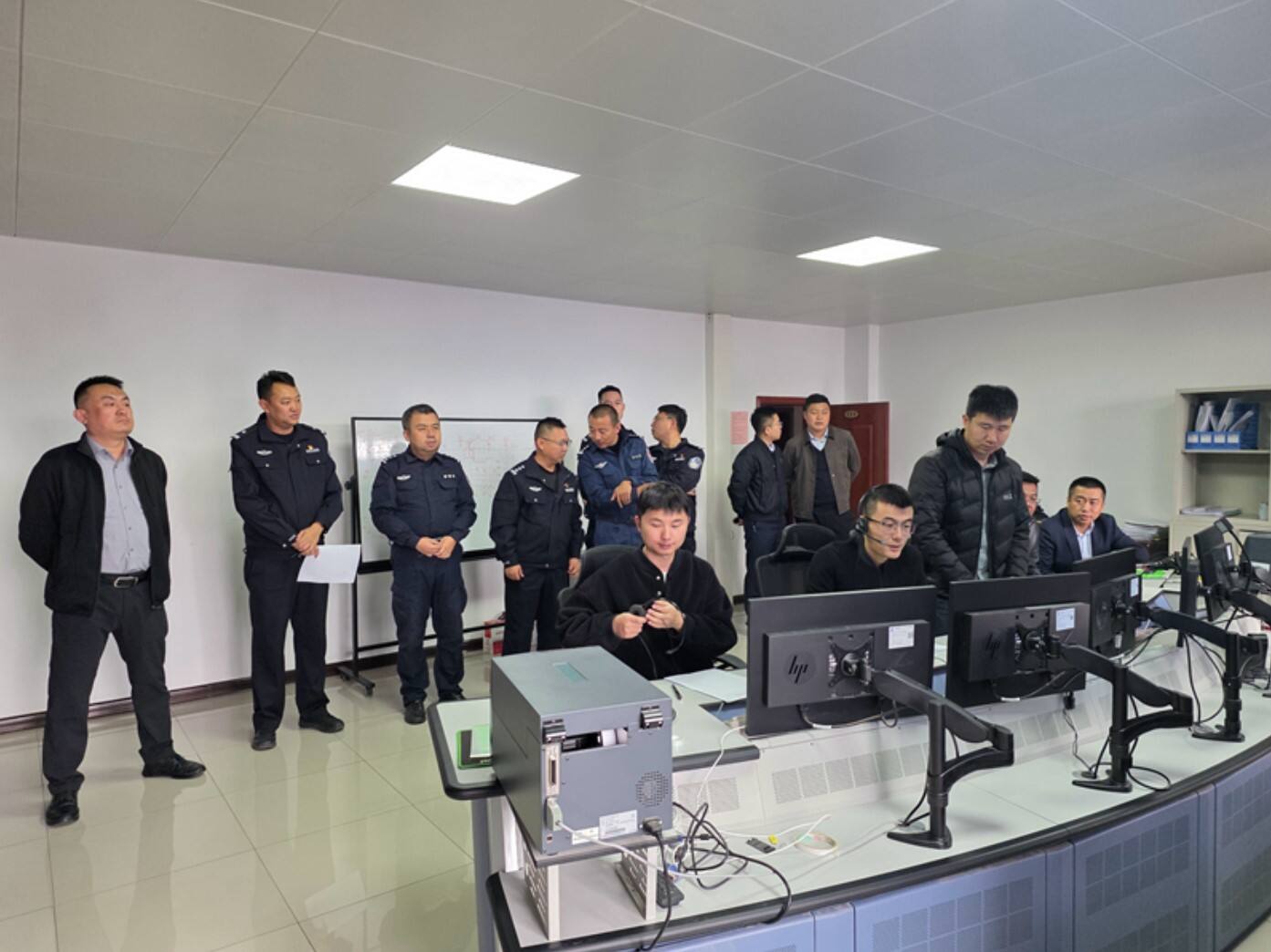 青海空管分局管制运行部塔台管制室开展无人机扰航联合演练