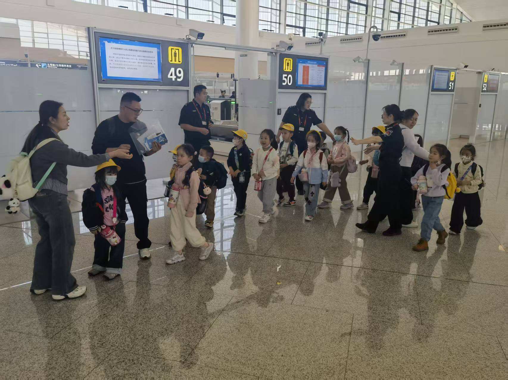 温情服务助研学 精准安检提效率

——乌鲁木齐国际机场安检总站为幼儿研学团开启绿色通道