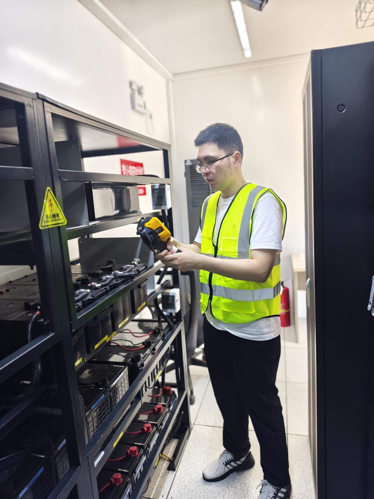 西南空管局网络中心天府数据传输运行部顺利完成天府机场导航方舱传输配套直流屏季度维护工作