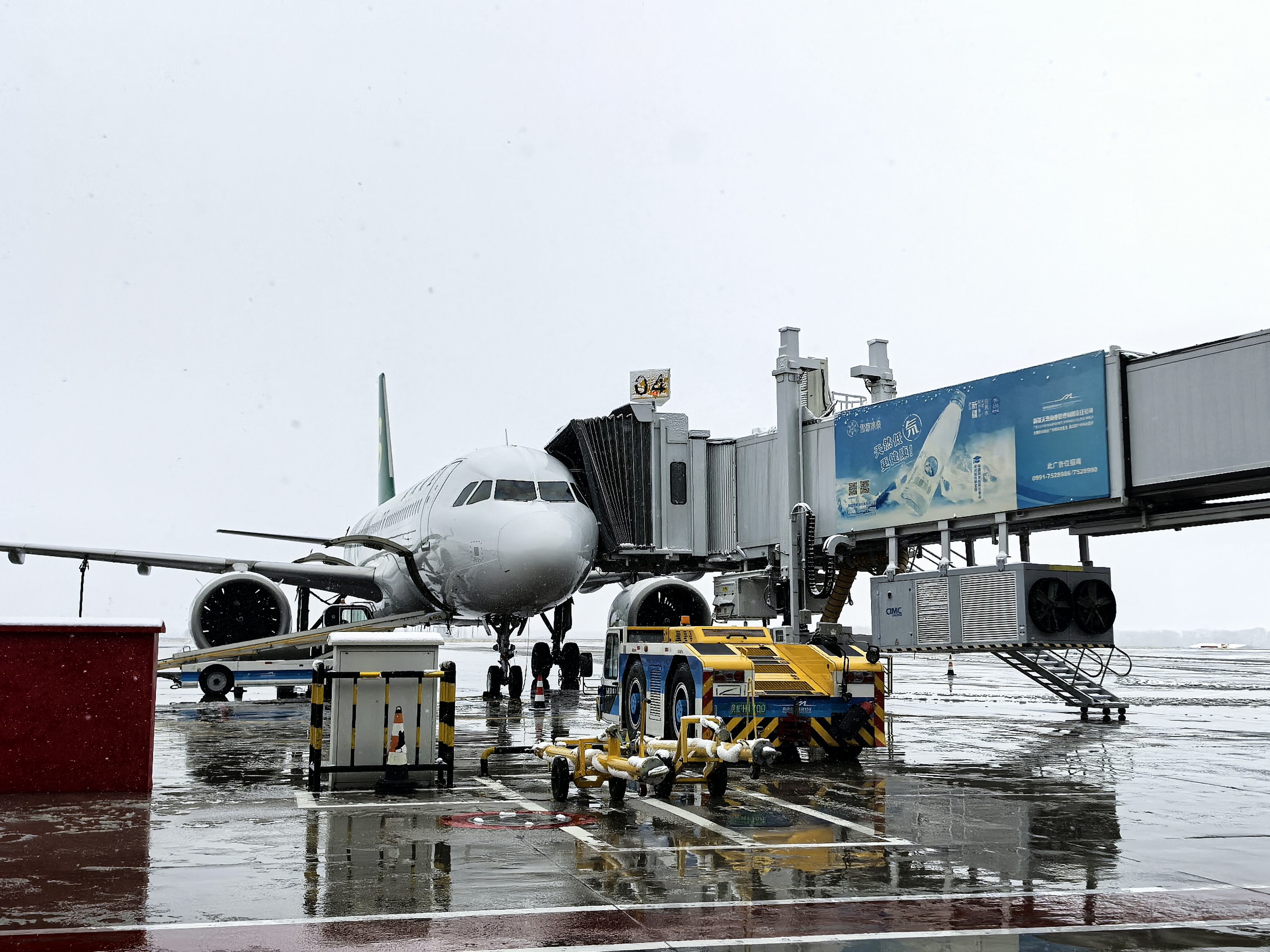 阿勒泰雪都机场成功应对2025年度入冬以来首场强降雪 全力护航冬季航空安全  