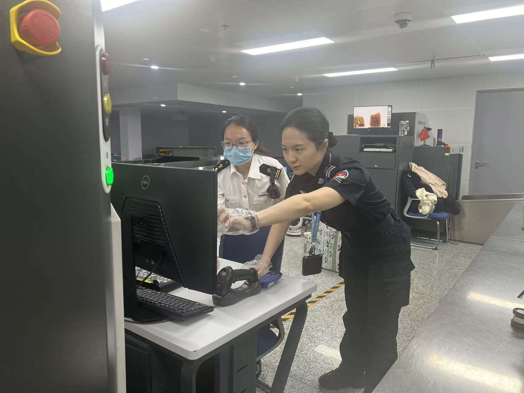 乌鲁木齐国际机场分公司安全检查总站与机场海关开展业务交流 携手共筑空港安全屏障