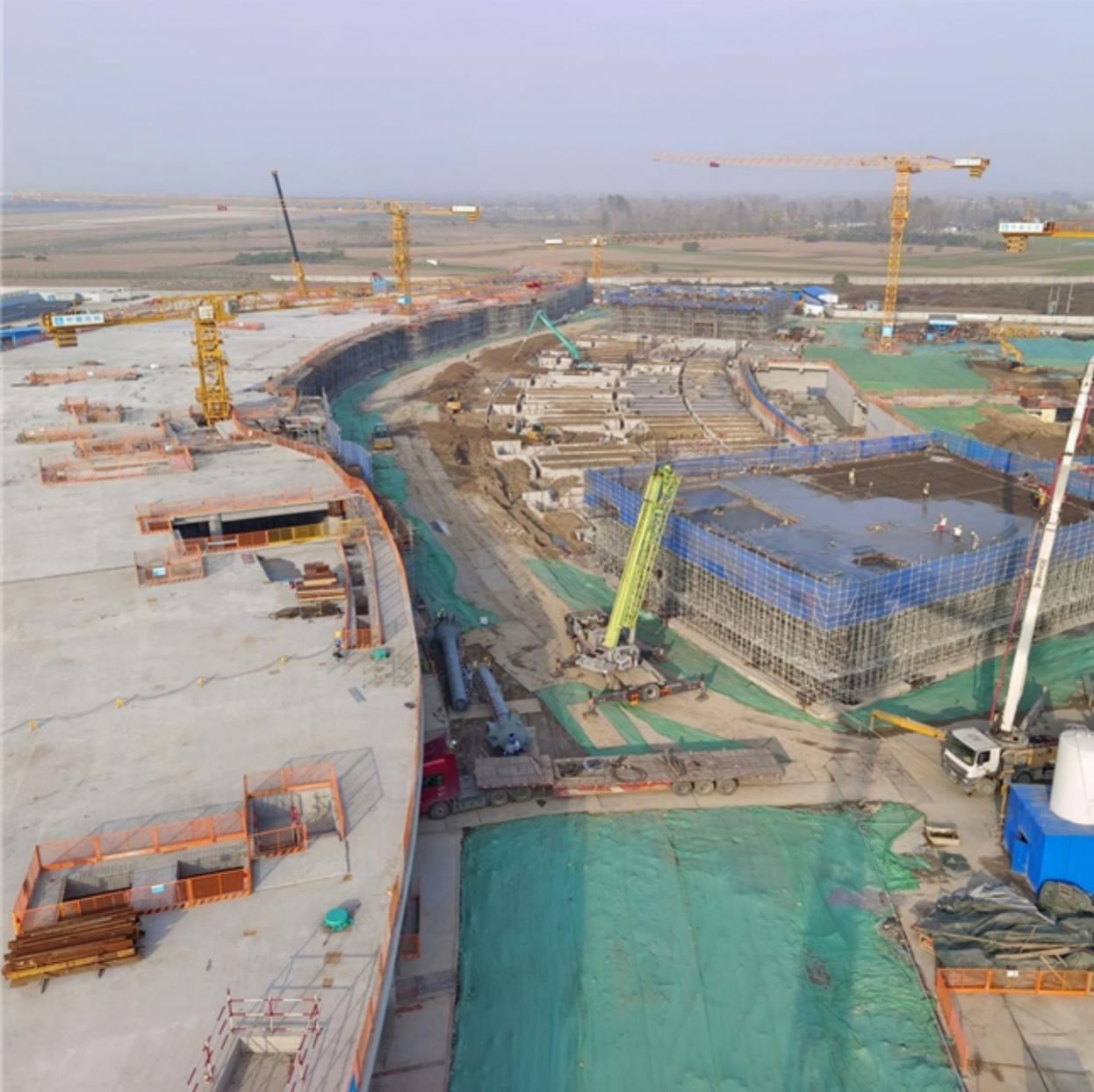 涟水国际机场航站区改扩建工程钢结构首吊顺利完成