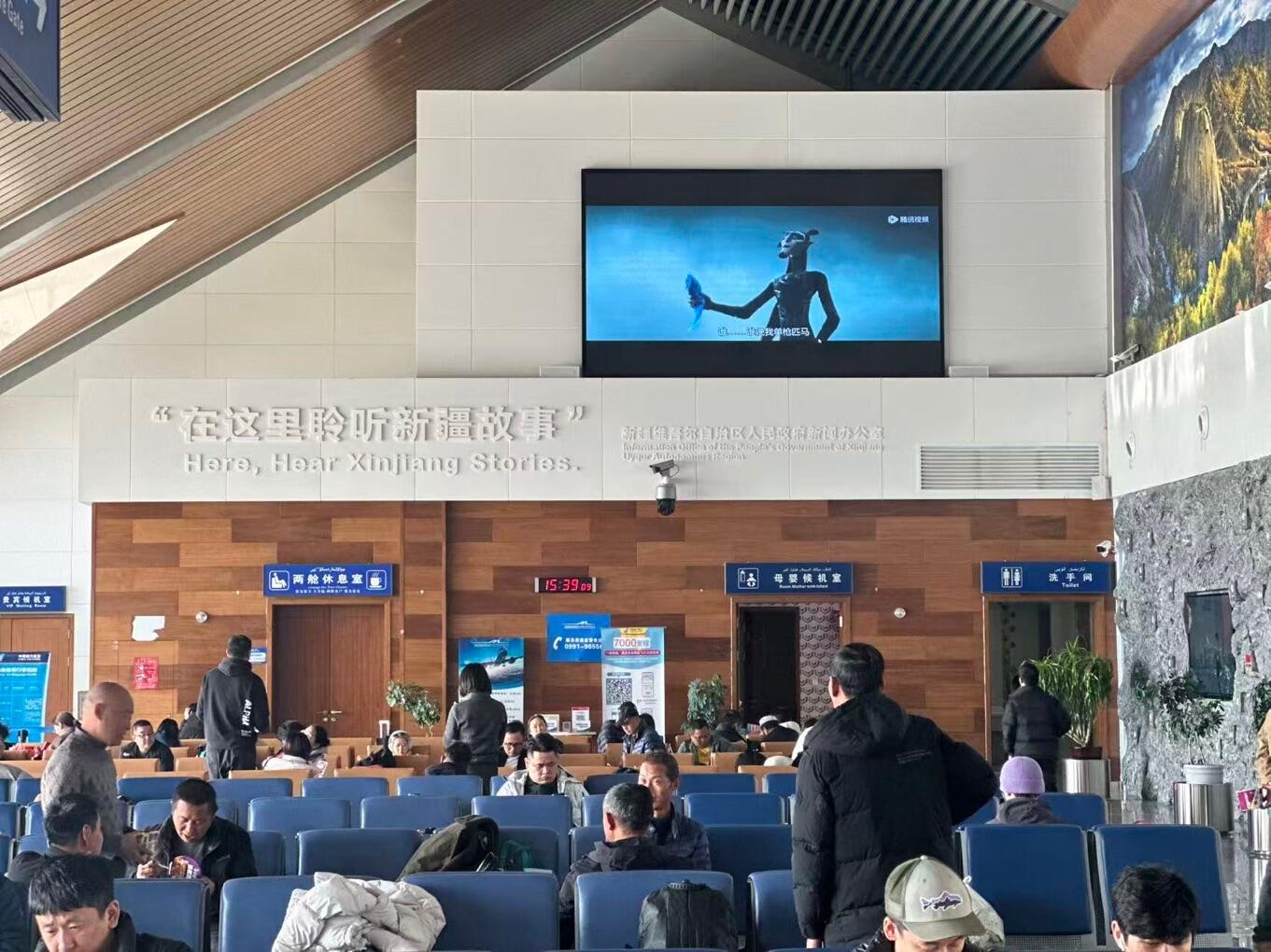 航班延误有温度 可可托海机场播电影暖人心
