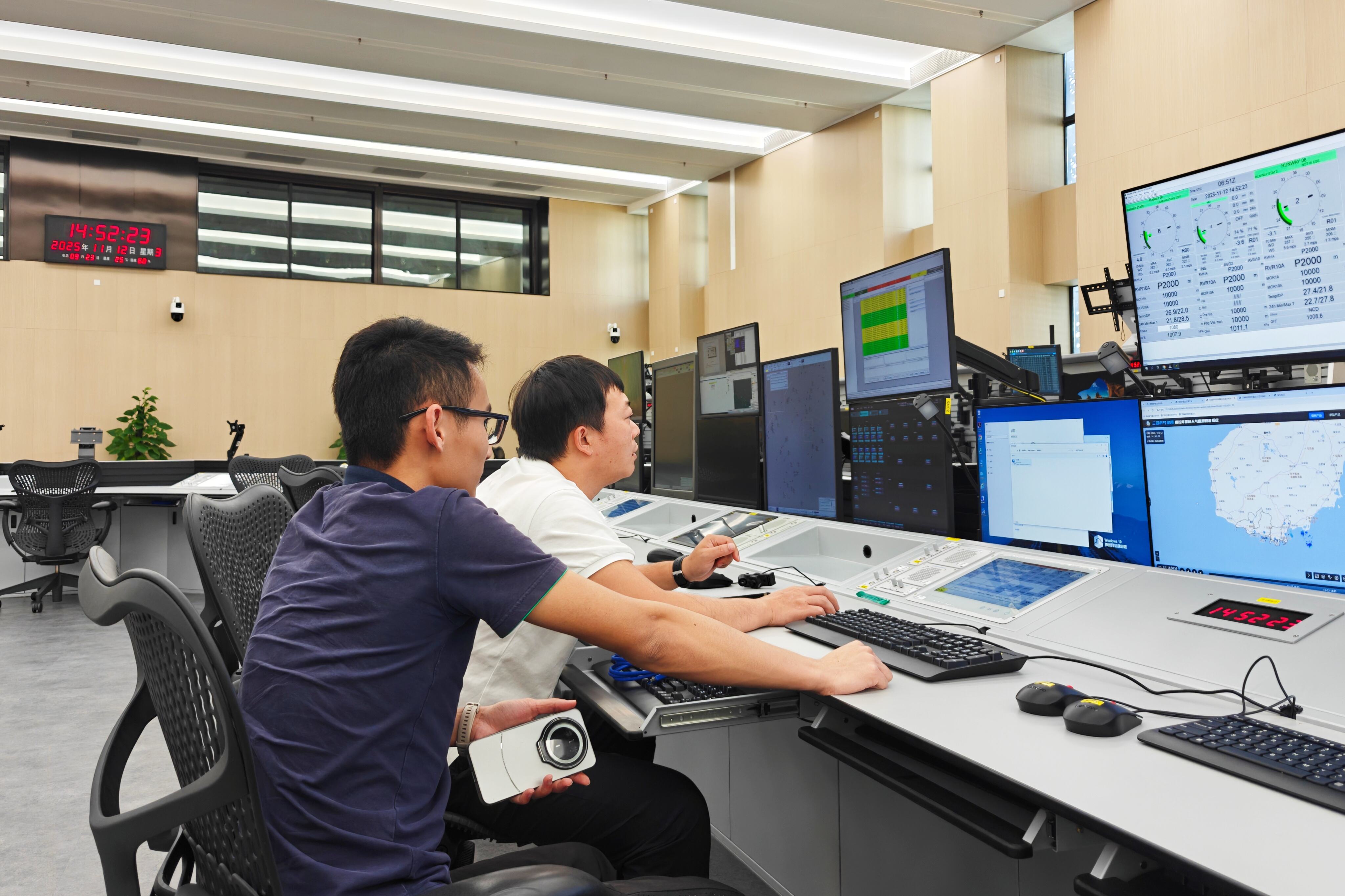 三亚空管站气象台设备室开展进近管制区业务培训暨行业验收前检查