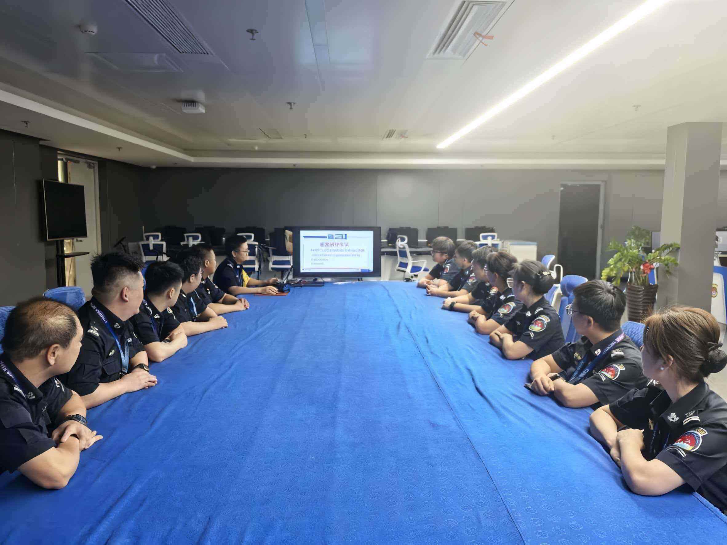 乌鲁木齐国际机场分公司安全检查总站多措并举 筑牢冬季员工行车安全防线