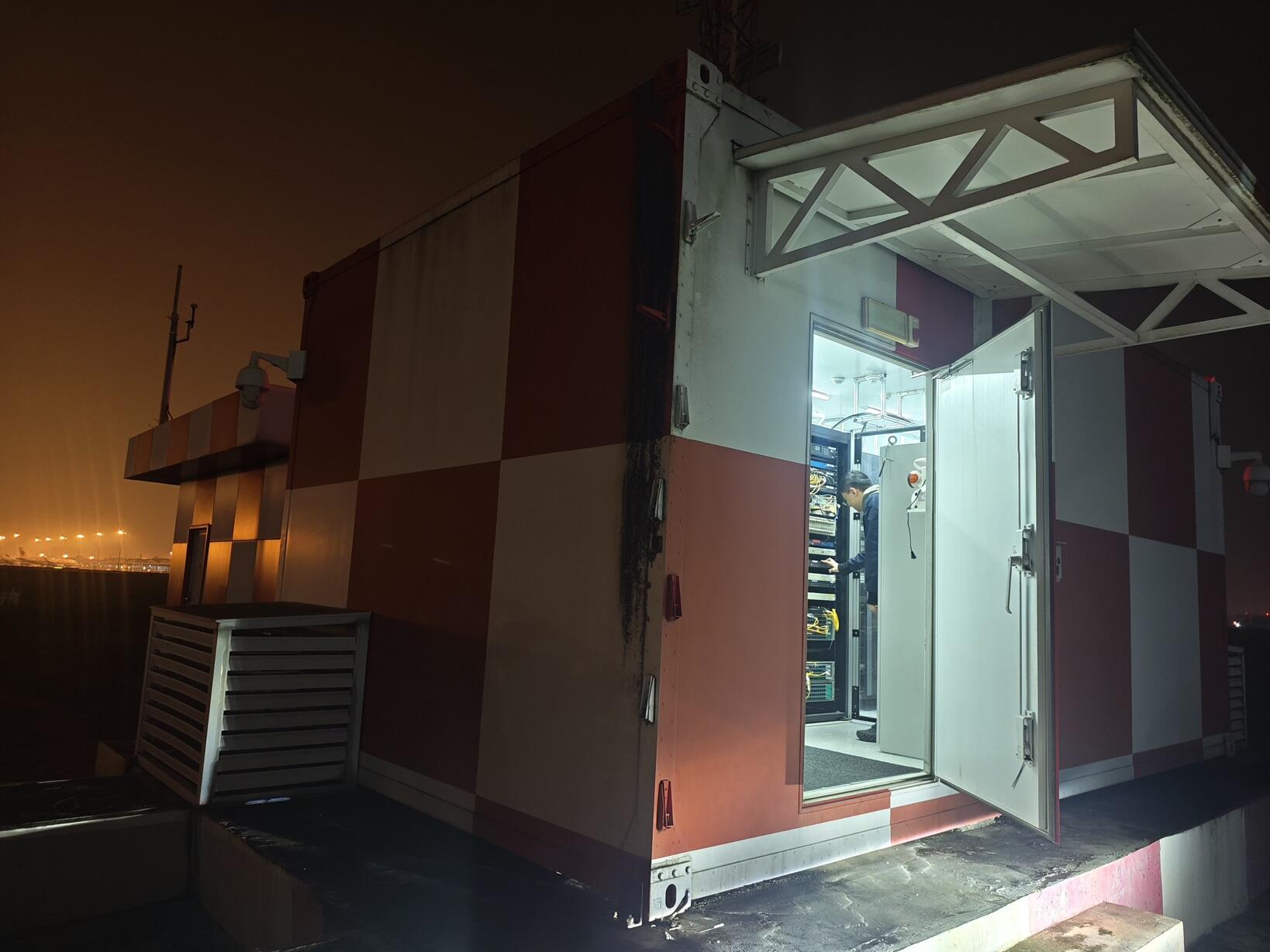 西南空管局网络中心数据网络部完成双流机场西跑道内场银讯设备电源适配器更换工作