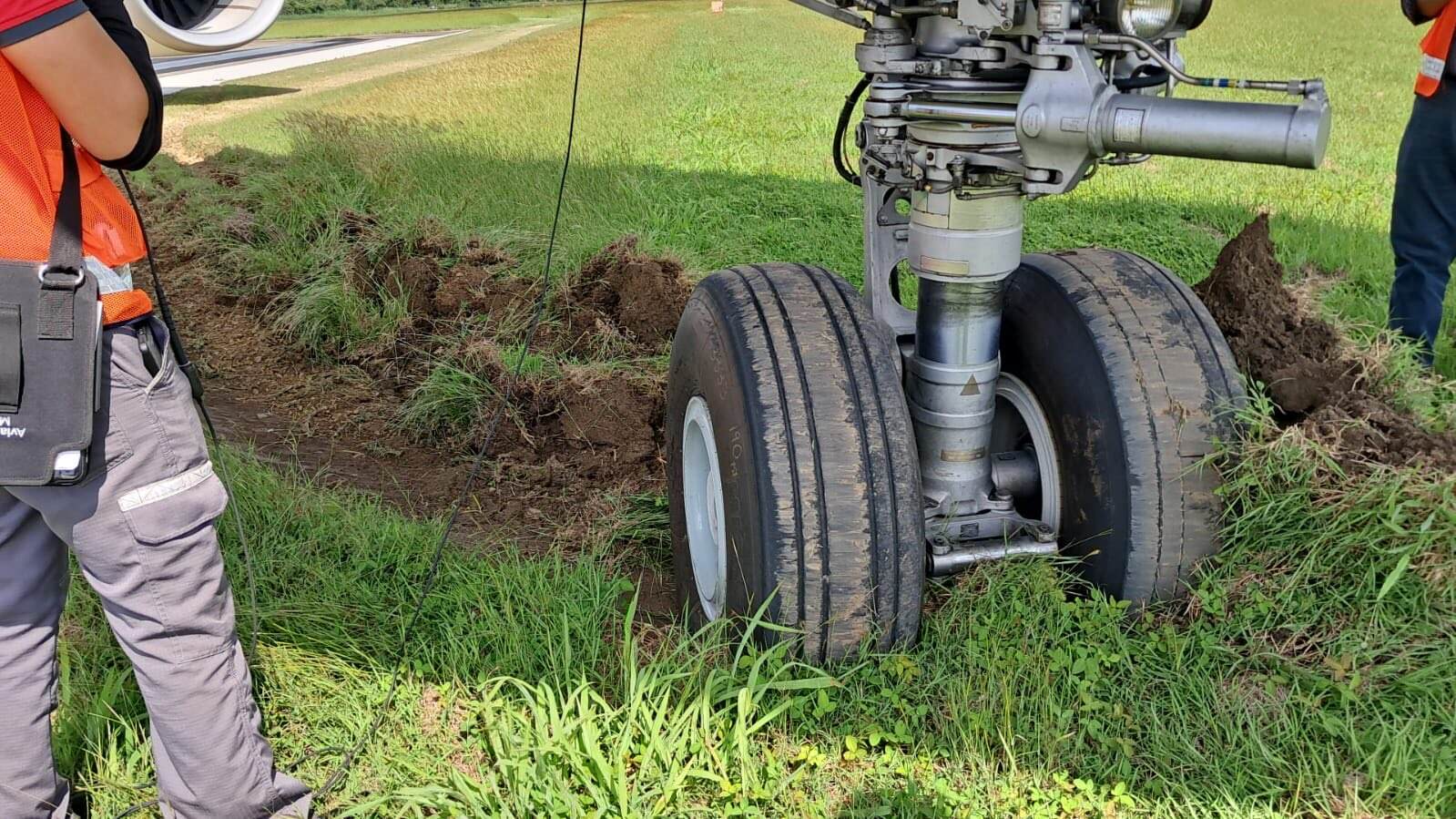 事发洪都拉斯 一飞机冲出跑道陷入草坪