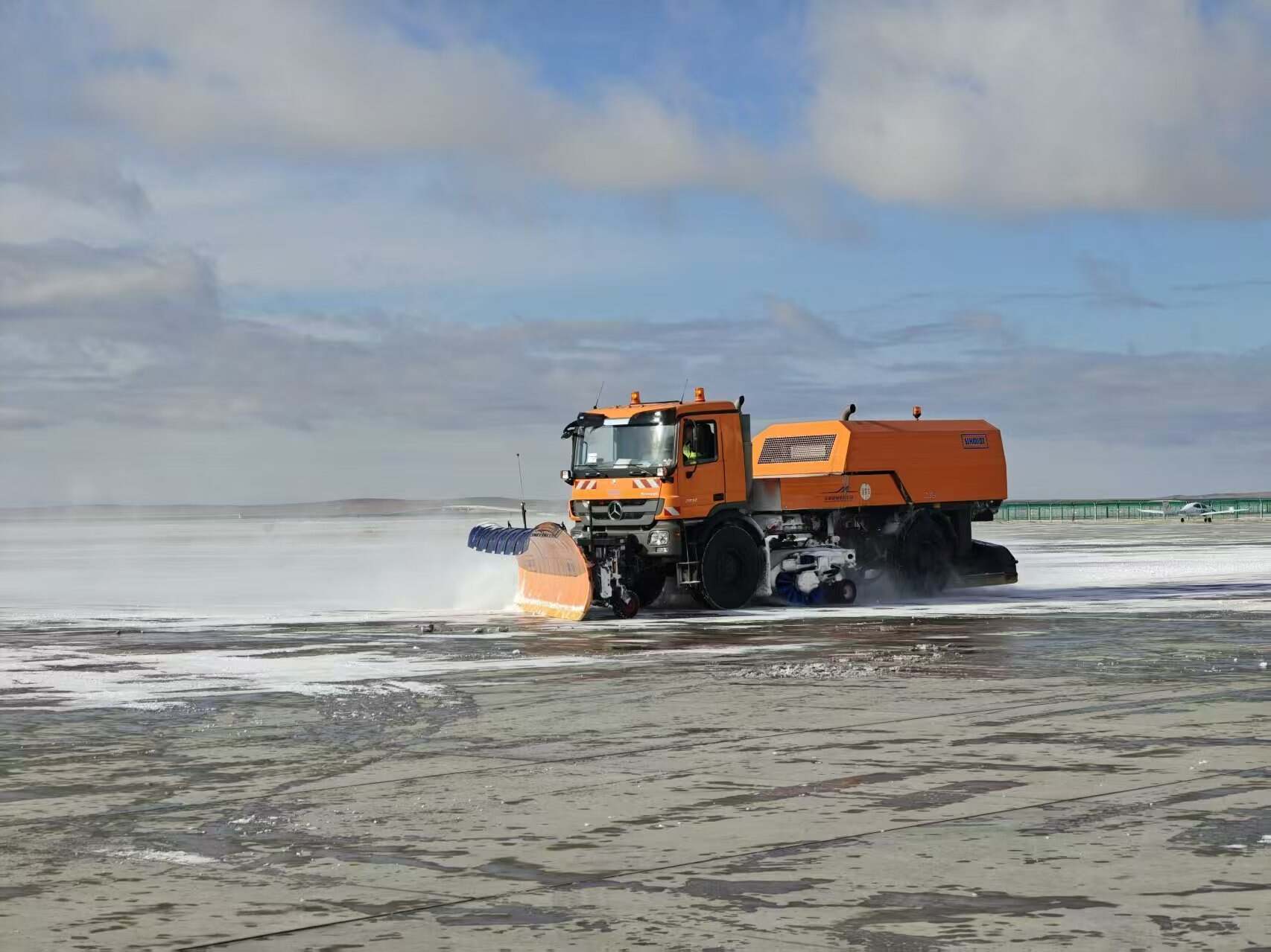 新疆机场集团阿勒泰安全服务监察站开展首场降雪远程监察筑牢富蕴可可托海机场冬季运行安全防线