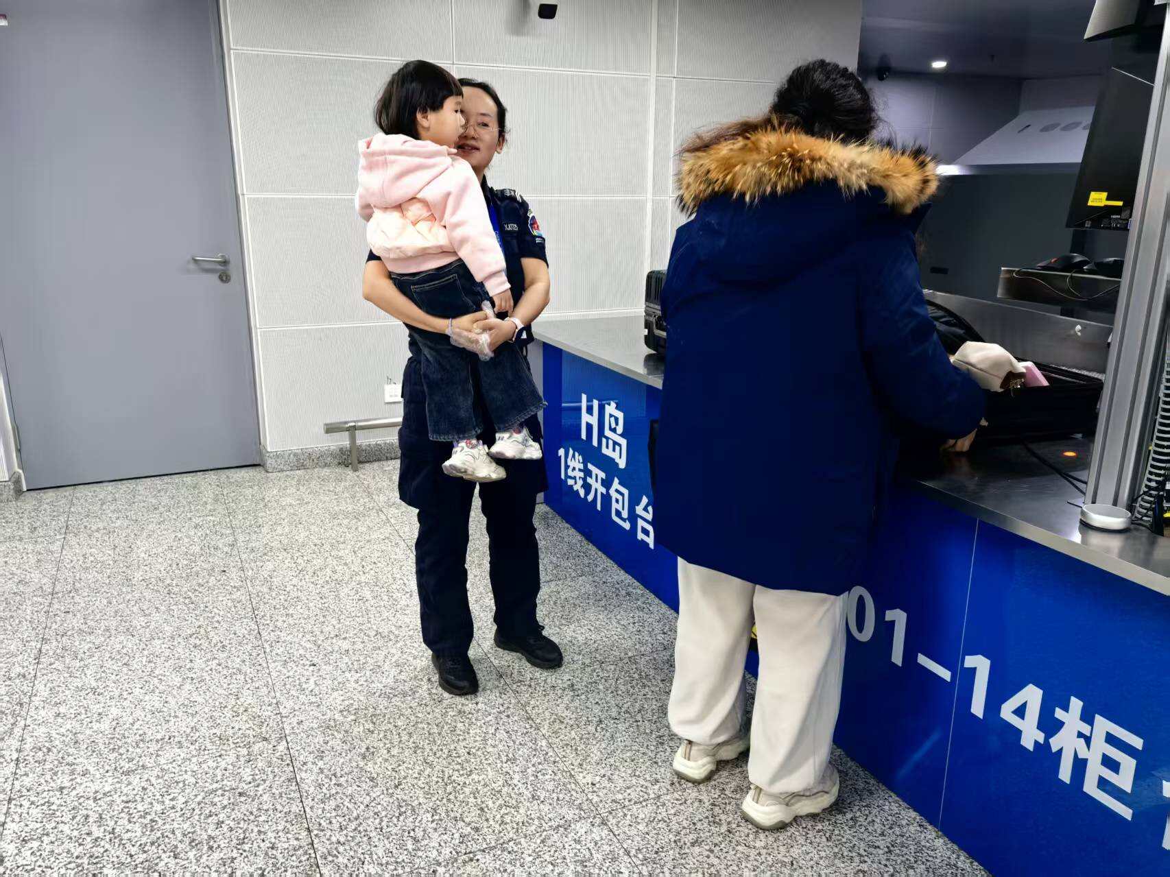 乌鲁木齐国际机场分公司安全检查总站开展世界儿童日主题关爱活动 暖心守护小旅客平安出行安全