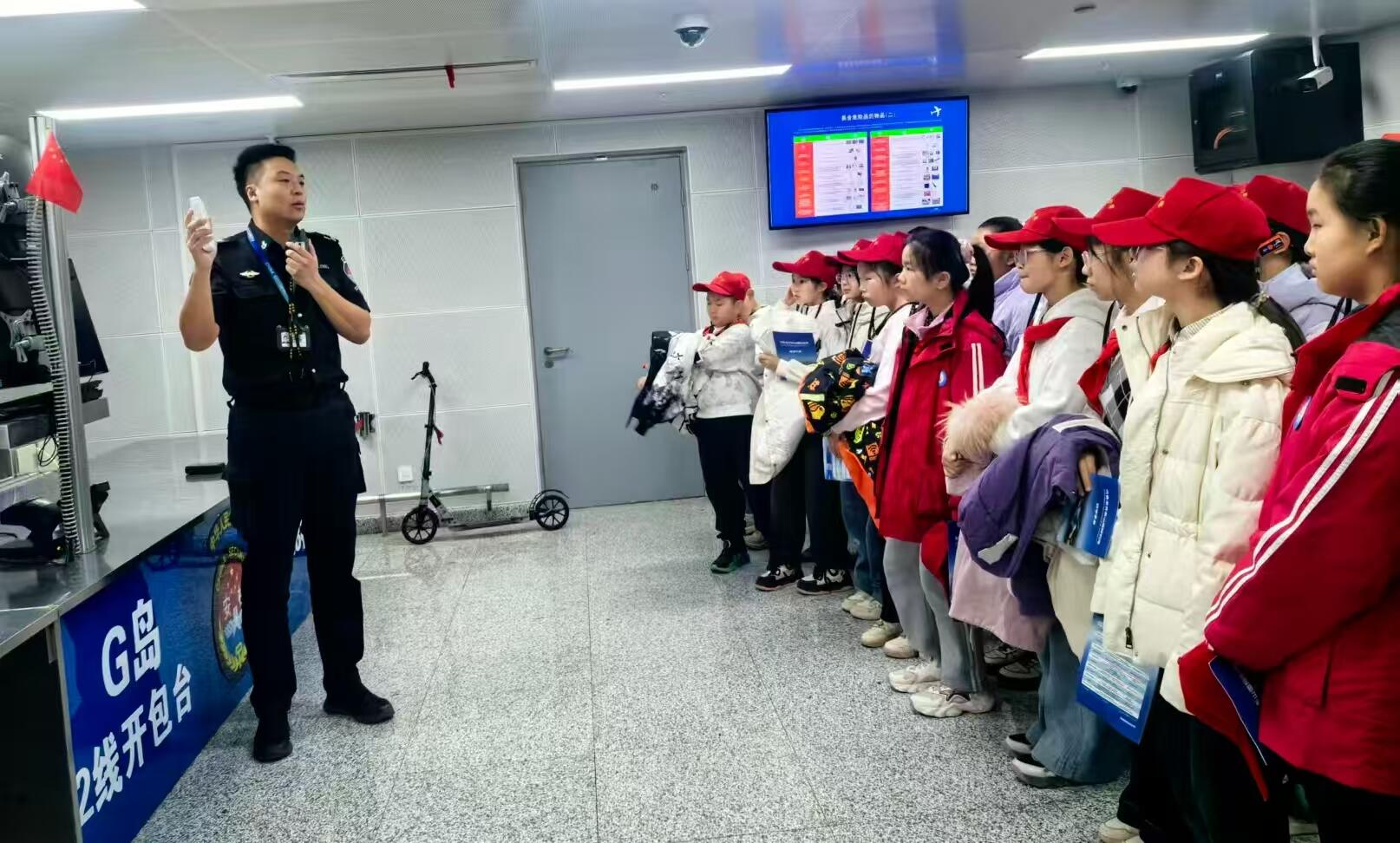 乌鲁木齐国际机场分公司安全检查总站助力学生研学:播撒航空安全种子