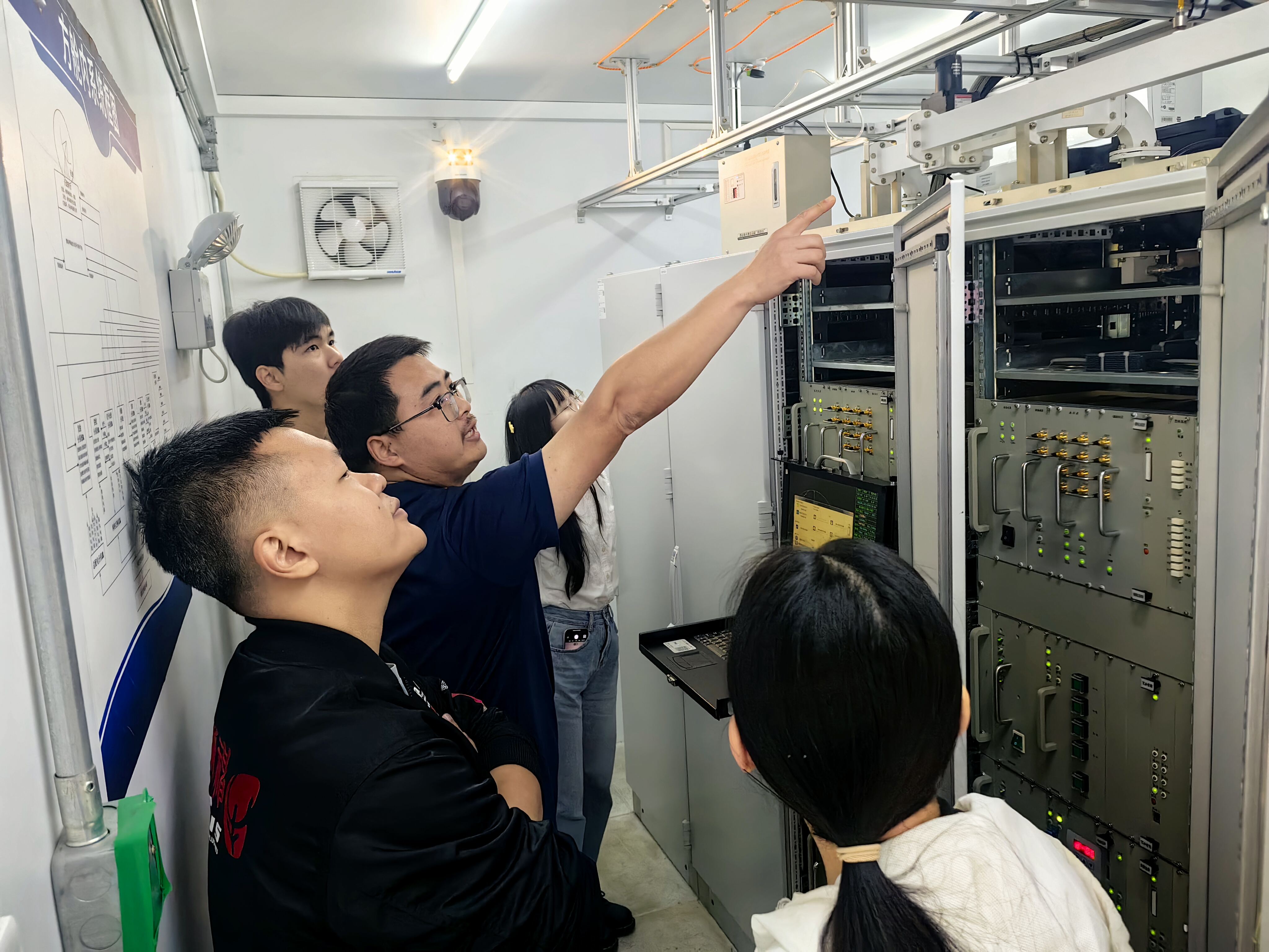 三亚空管站气象台设备室完成2025年雷达维保暨业务培训工作