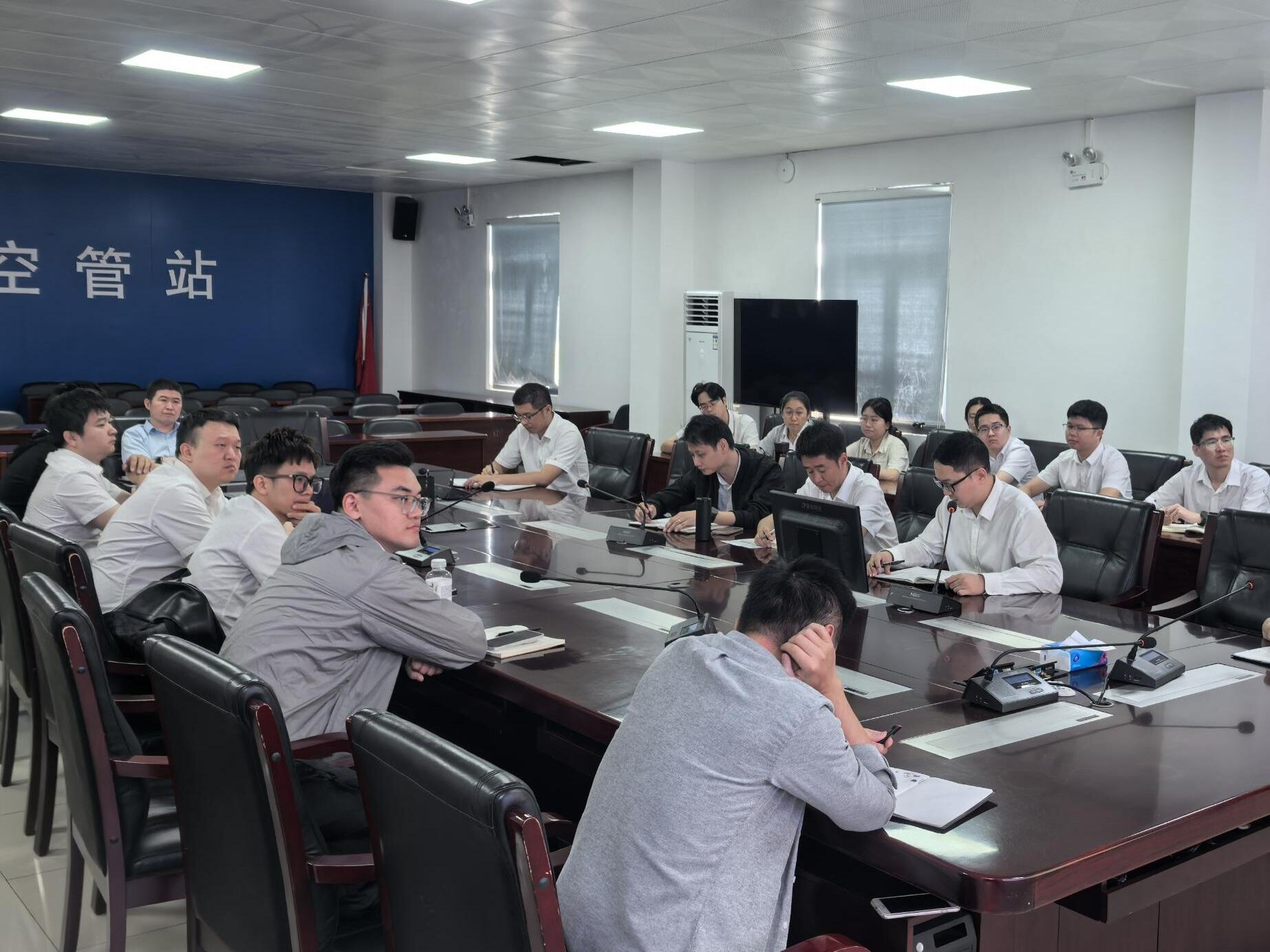 三亚空管站进近管制室召开冬春季航班运行部署会