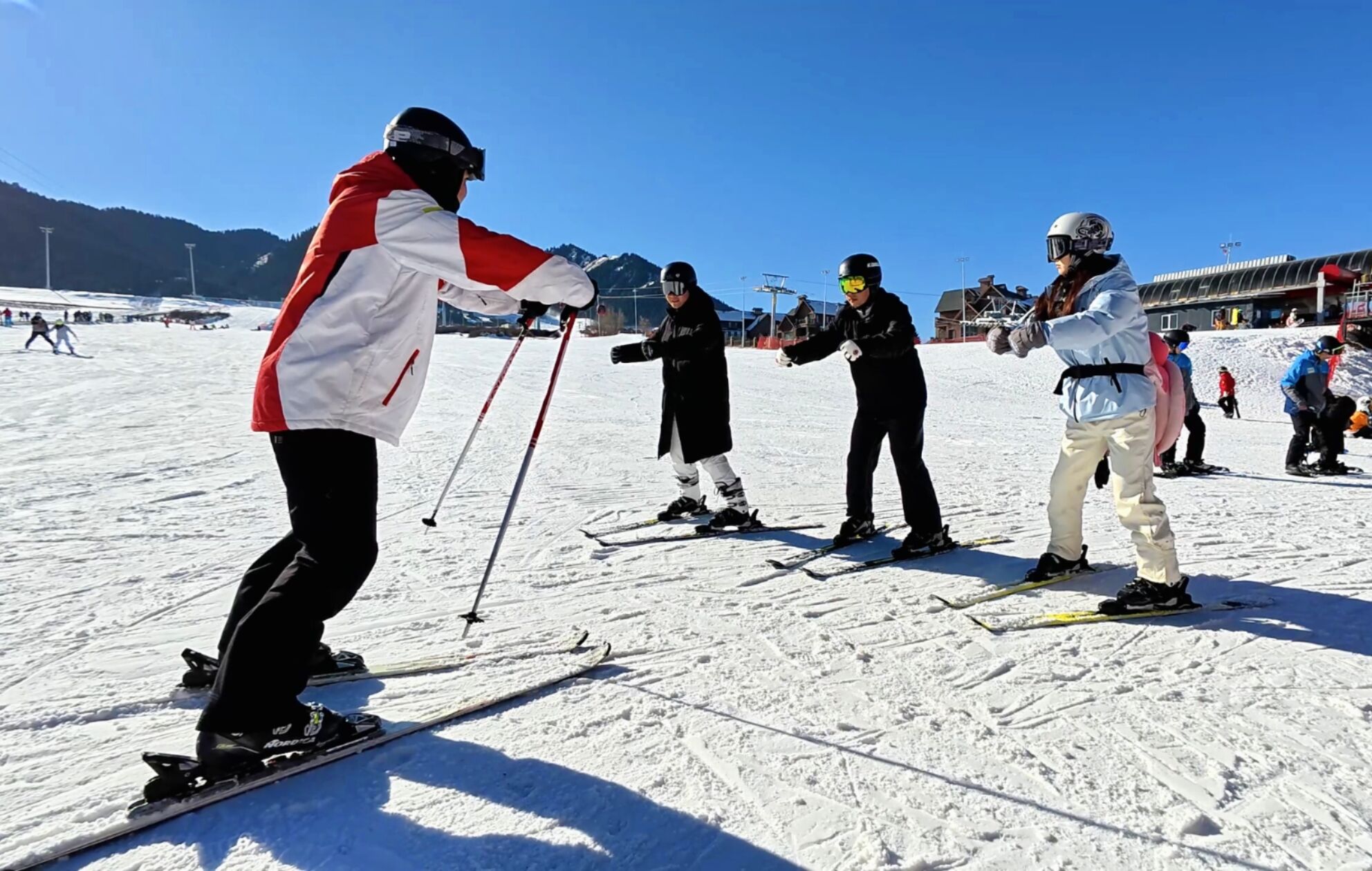 解锁雪假新玩法  新疆机场集团天缘航旅青少年滑雪训练营火热开启