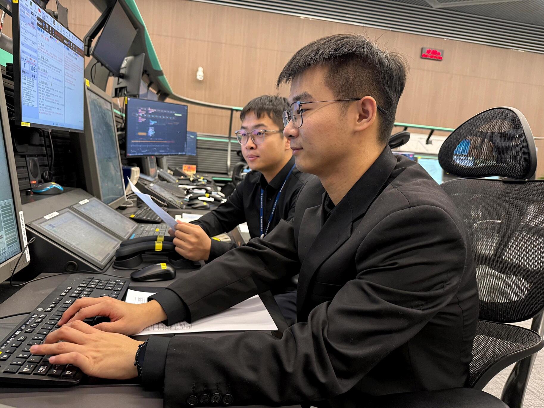 新疆空管局空管中心终端管制中心组织开展25级新员工设备考核工作