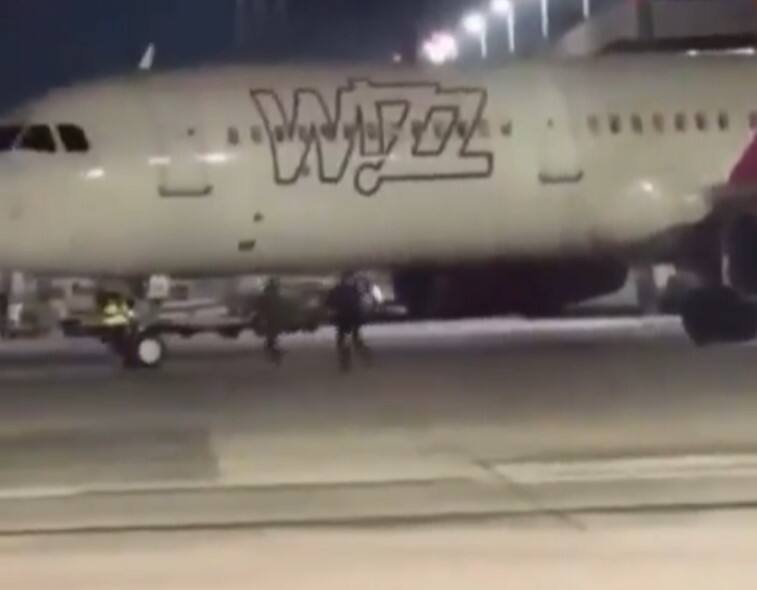 二人为赶飞机竟冲入机场停机坪