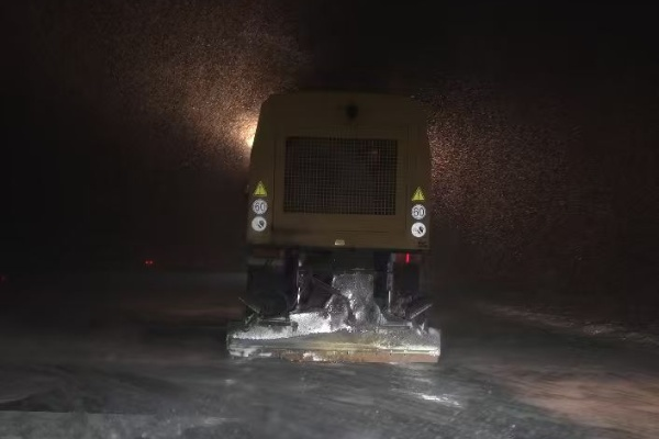 锡林浩特机场打响今冬除冰雪“第一仗”