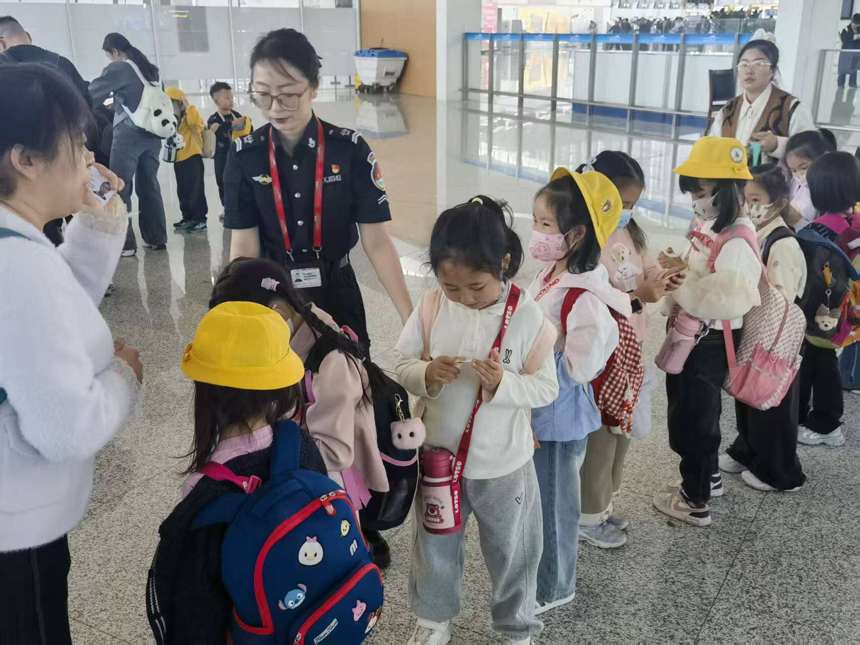乌鲁木齐天山国际机场开设“爱心通道” 暖心护航雪假学子安心出行