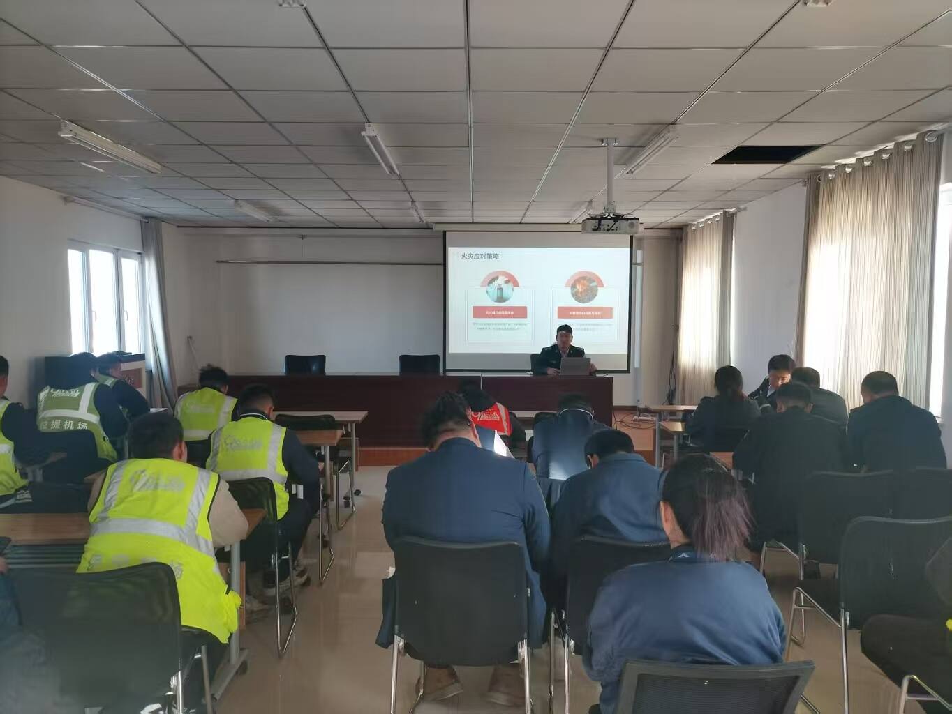 以练筑防 新疆机场集团那拉提机场开展全员实操消防培训