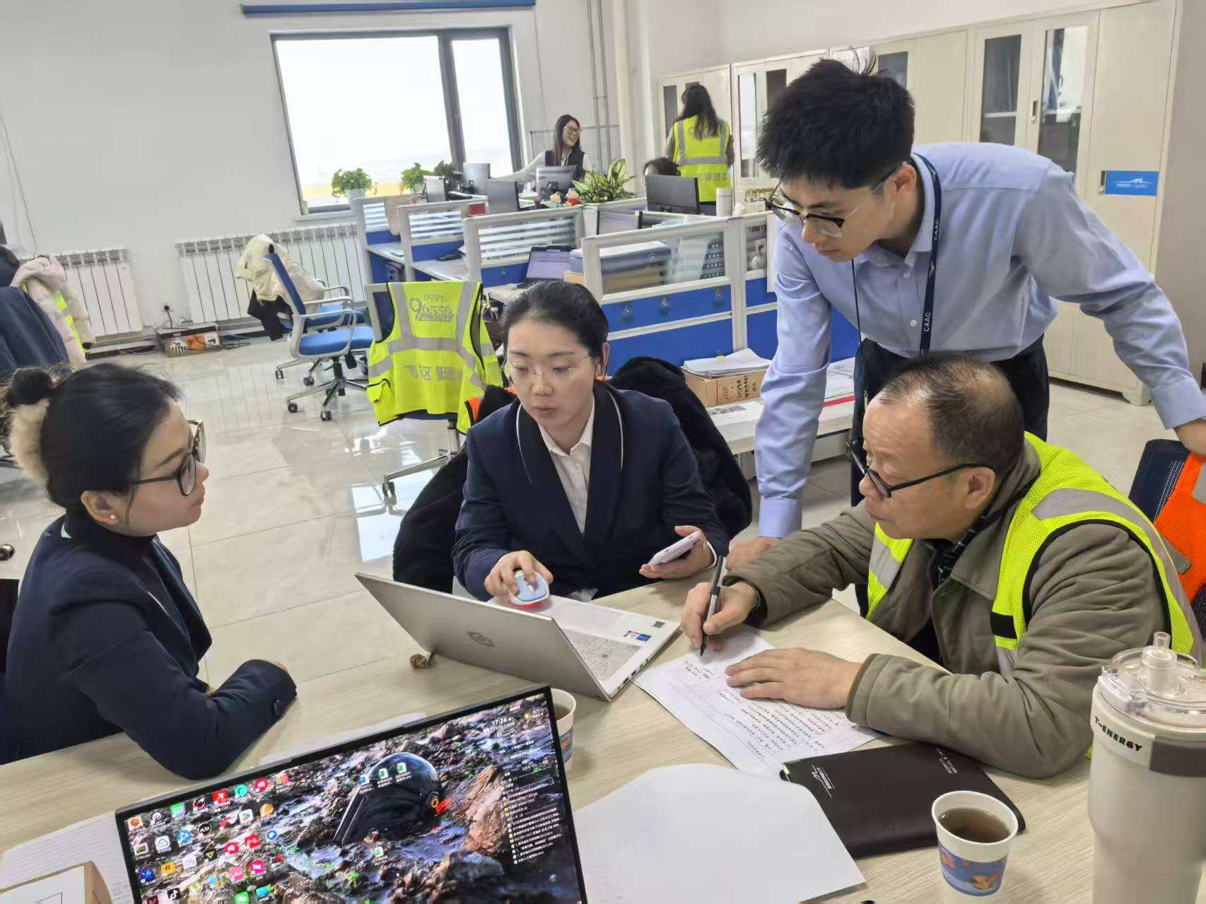 迎战风雪保安全 筑牢冬季运行防线——机场集团运管委开展冬季防航空器刮碰及货包机风险专项检查