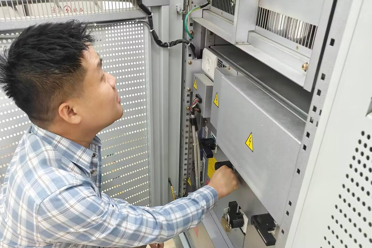 三亚空管站完成马岭雷达站旧UPS供电改造工作