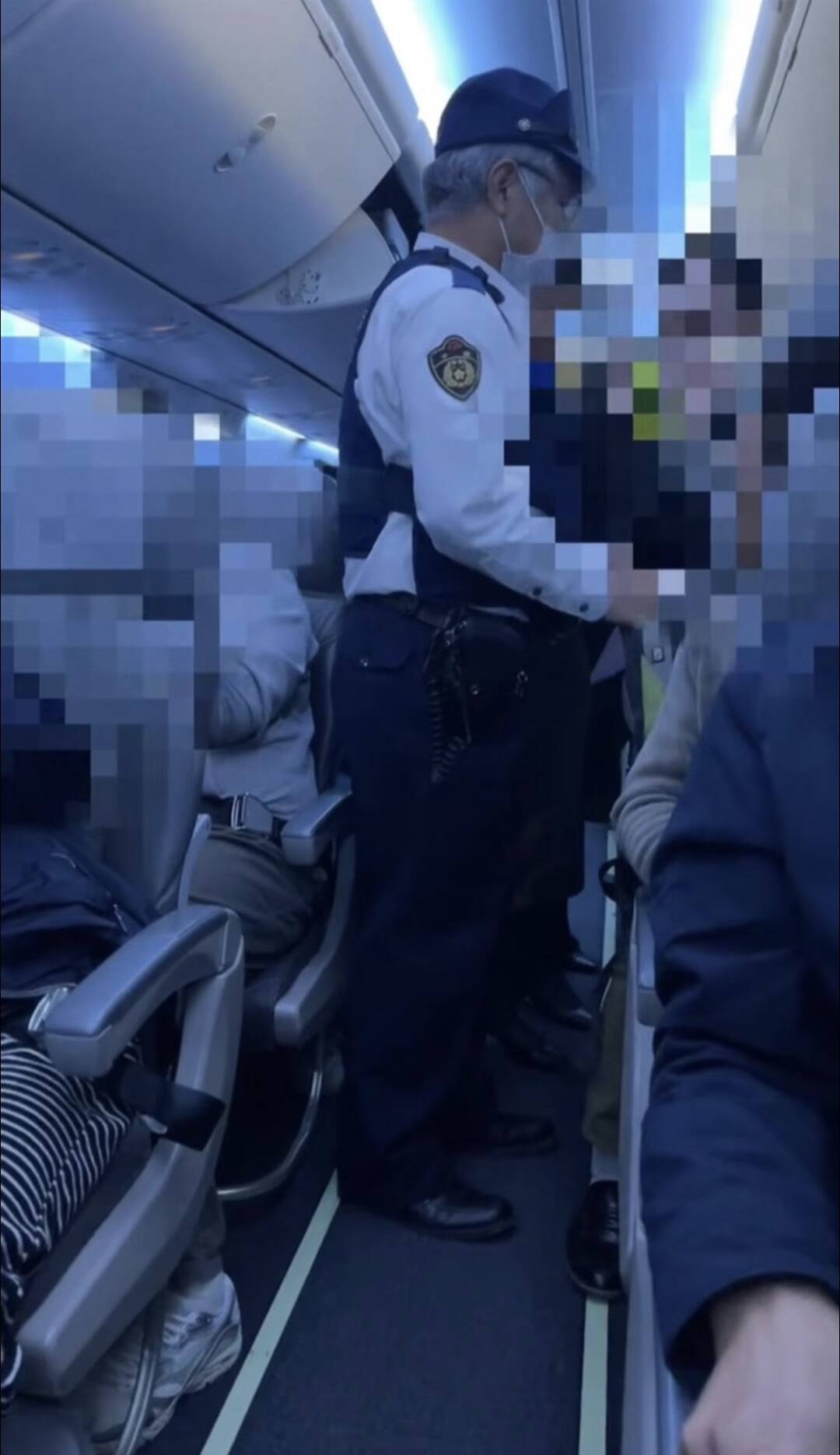 东京飞上海航班紧急返航 大批乘客滞留机场