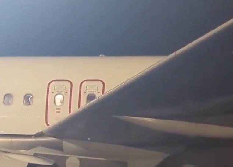 一客机被闪电击中两次 被迫返航