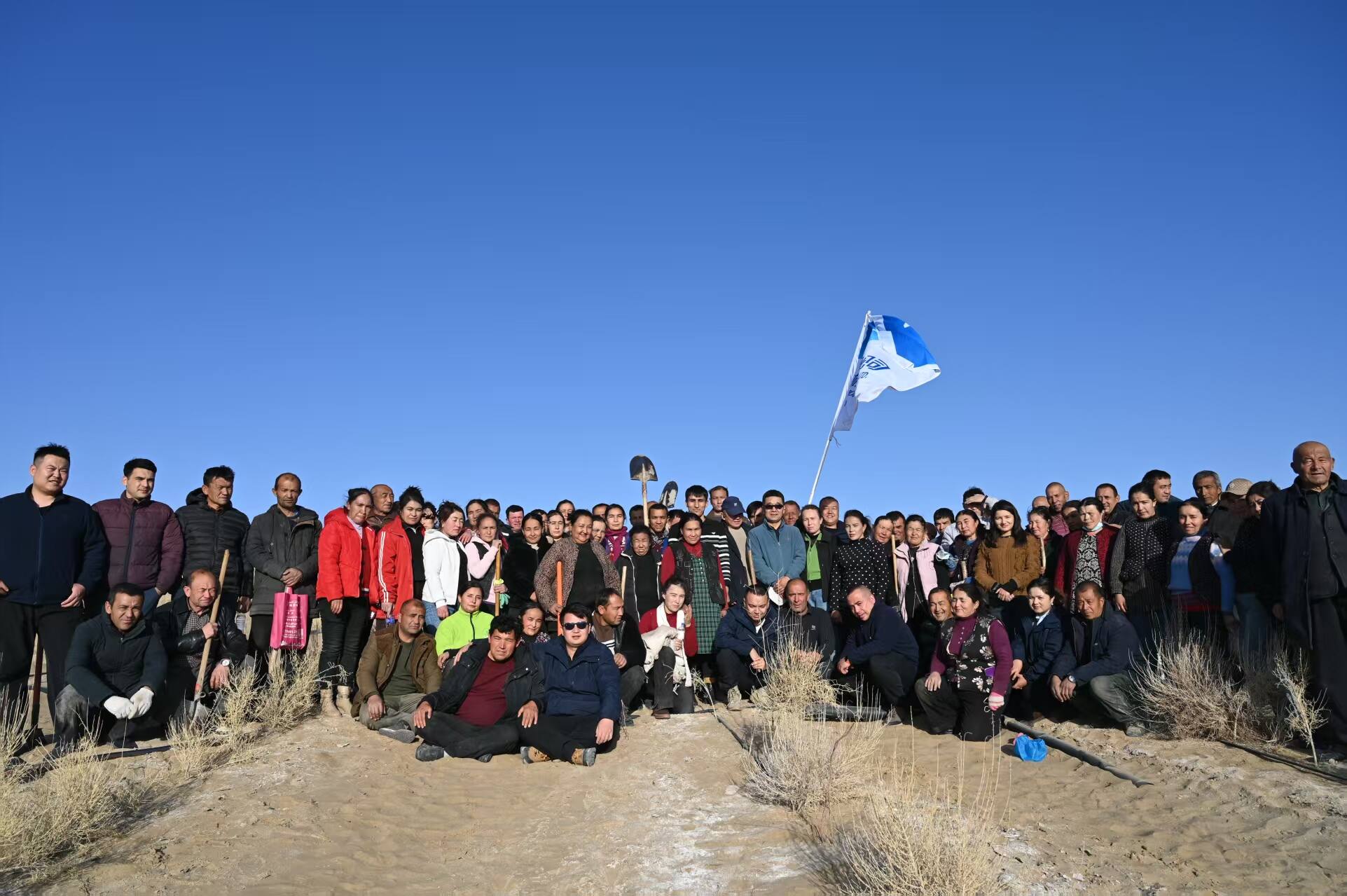 植绿固沙并肩战 凝心共守家园绿