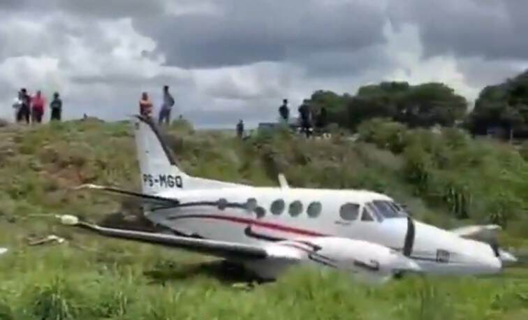 巴西一架小飞机冲出跑道险些撞进居民区