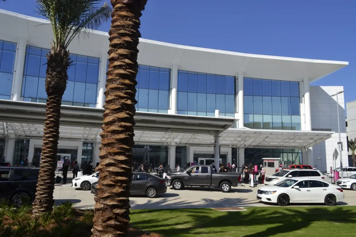 男子向机场发出炸弹威胁 只因自己交不起停车费？