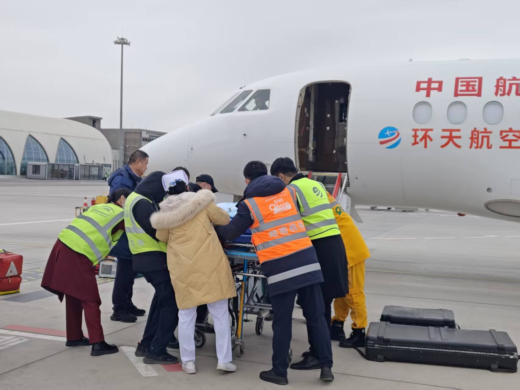 新疆机场集团哈密伊州机场高效完成医疗急救包机保障任务 为生命开辟空中绿色通道