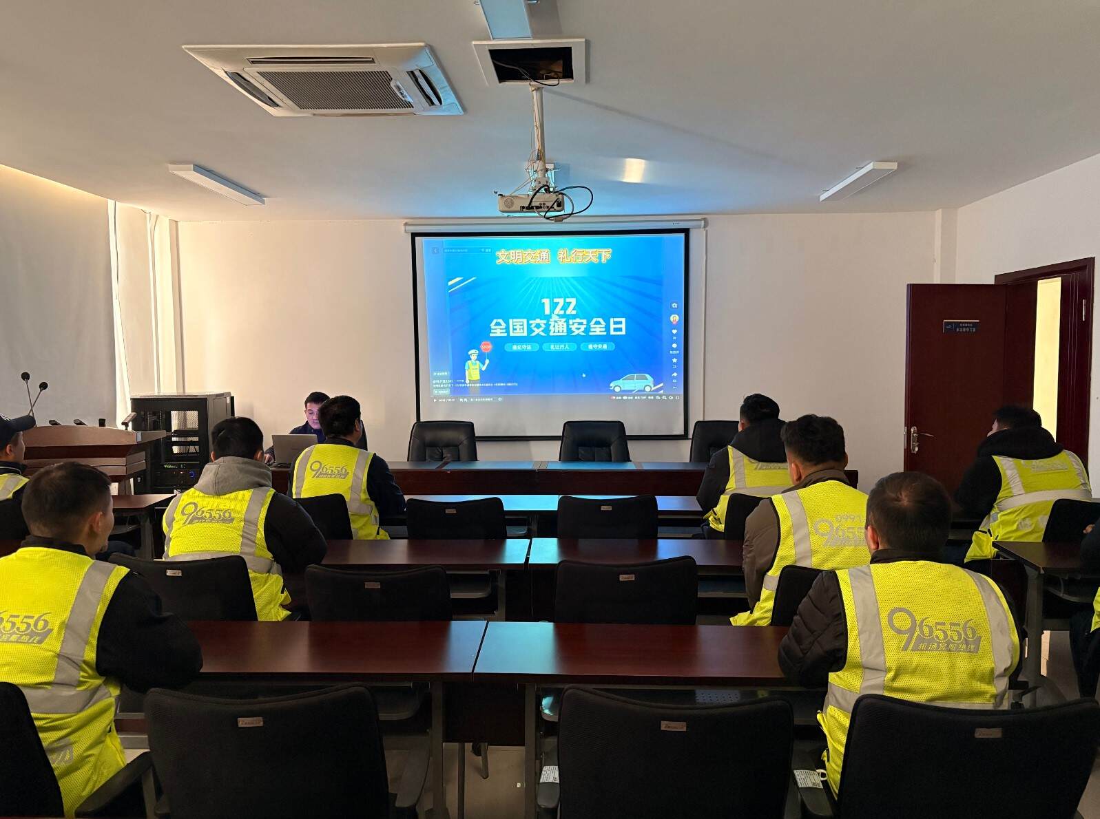 新疆机场集团吐鲁番交河机场开展“12·2全国交通安全日”主题宣传活动 筑牢空港交通安全防线