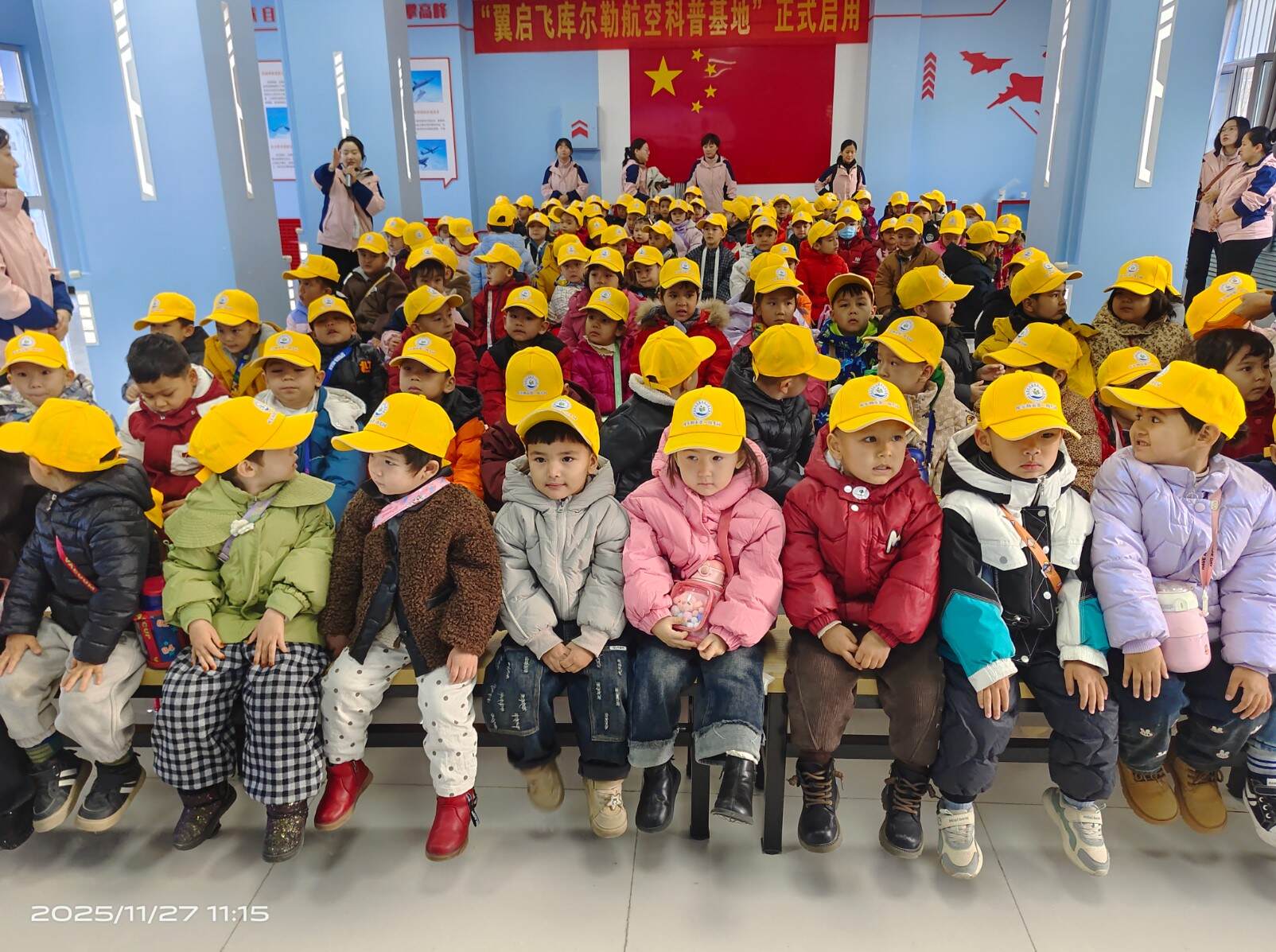 十天七批830名学生 新疆机场集团库尔勒梨城机场航空科普基地掀起研学热潮