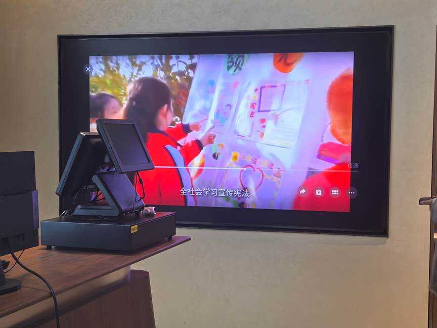 宪法精神入人心航站楼里普法忙——天惠商业资源管理部开展宪法宣传周系列活动