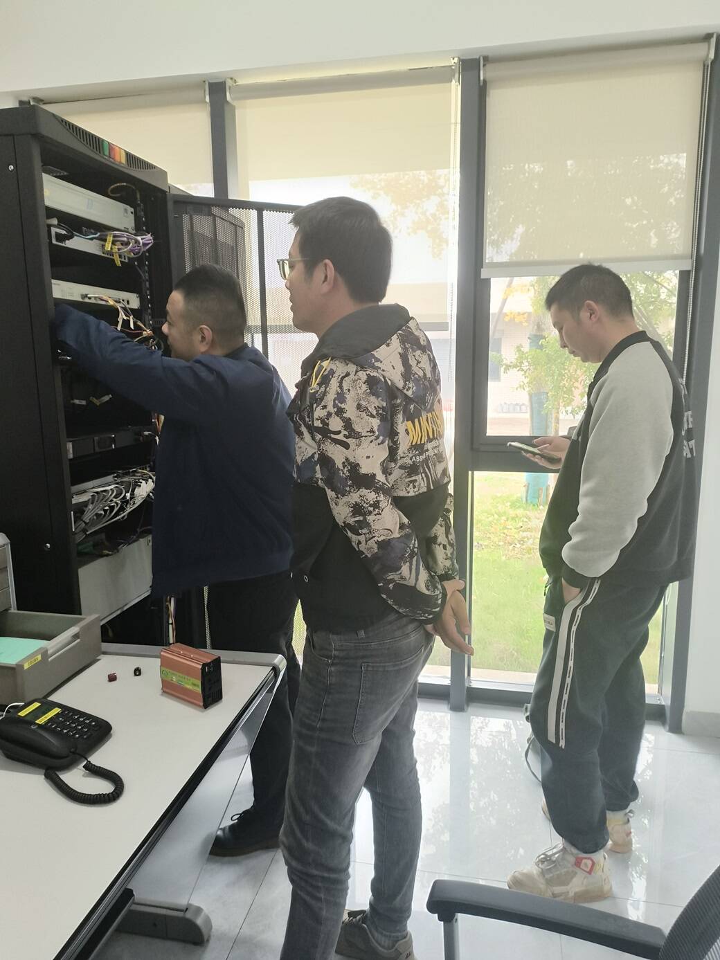 西南空管局网络中心天府数据传输运行部高效完成竹篙导航台运营商传输设备电源适配器更换工作