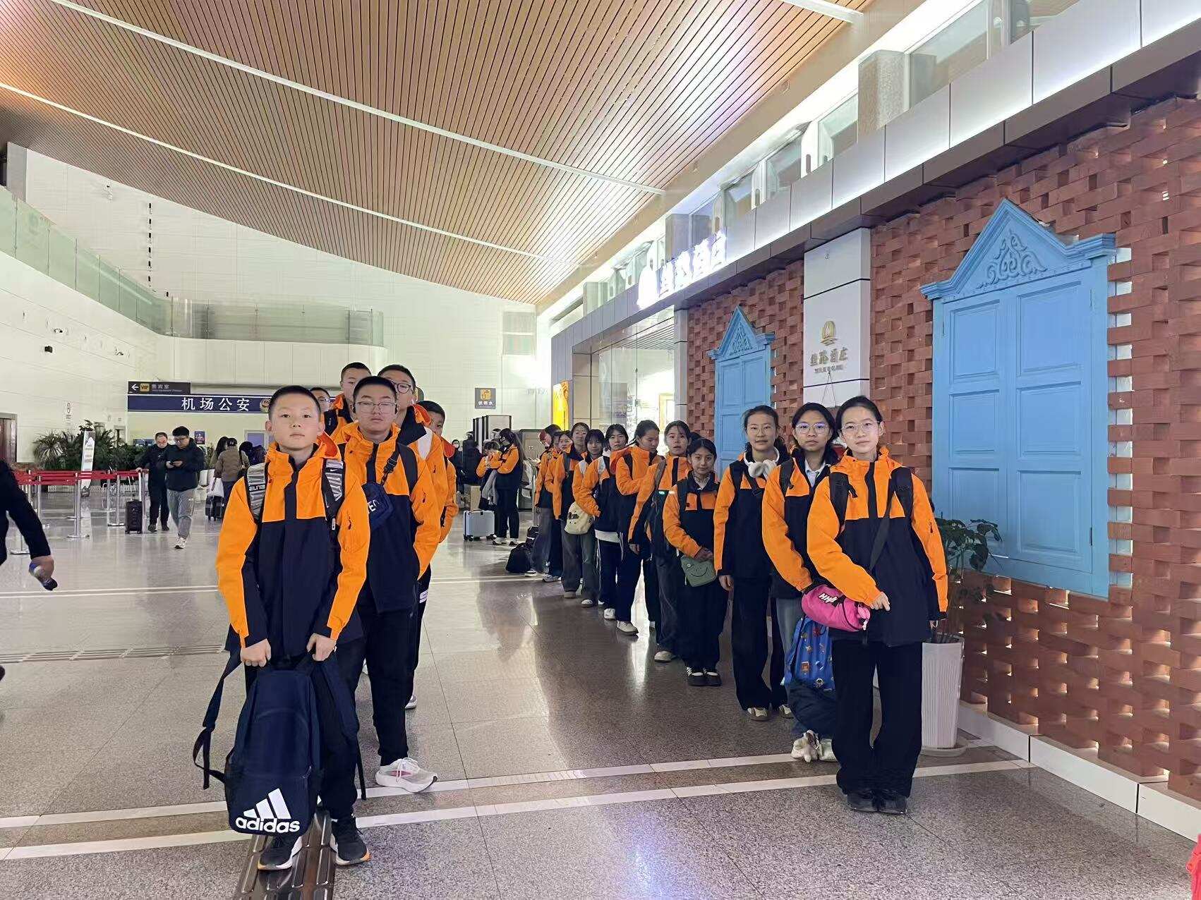 伊犁伊宁国际机场暖心护航 67名研学学子奔赴南京北京逐梦