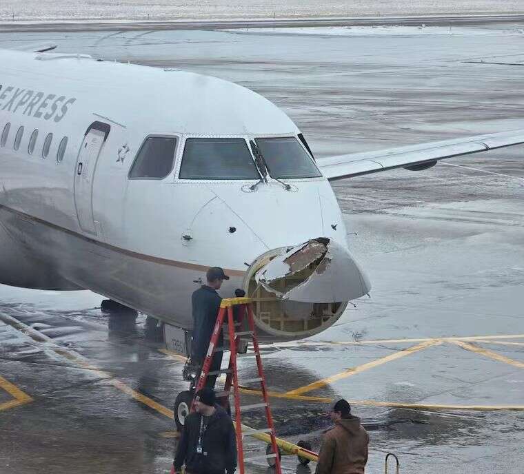 联合快运飞机撞上机场除雪车