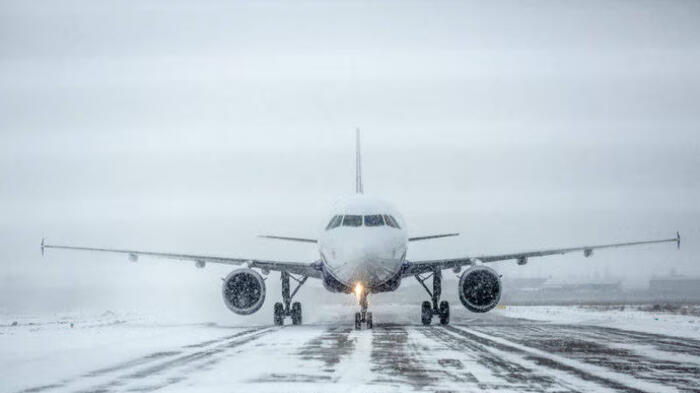 受冰雪天气影响 美国数千架次航班延误或取消