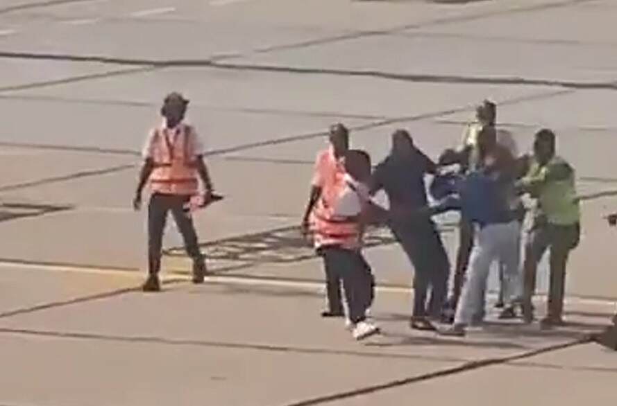 男子藏起落架欲偷渡美国 被当场抓获