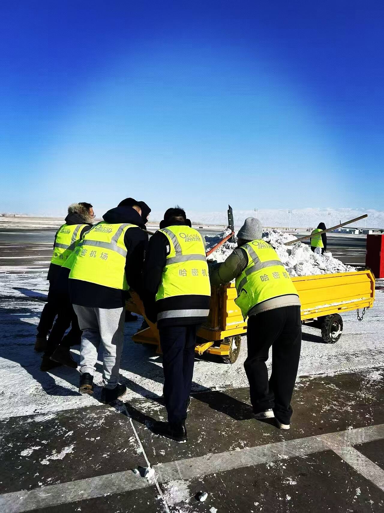 以雪为令  新疆机场集团哈密管理分公司火速除雪保通航