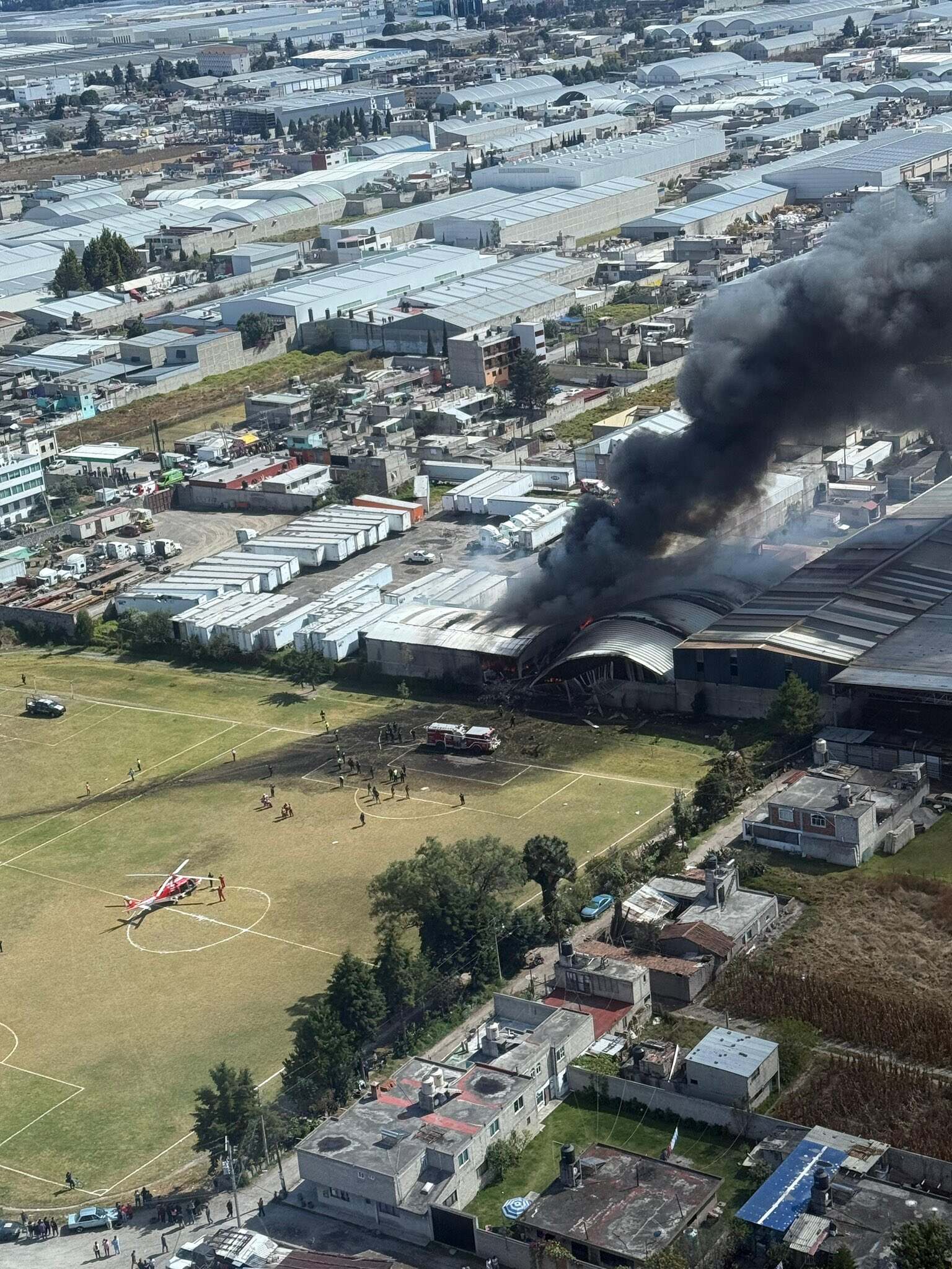一架公务机坠毁起火 机上10人全部遇难