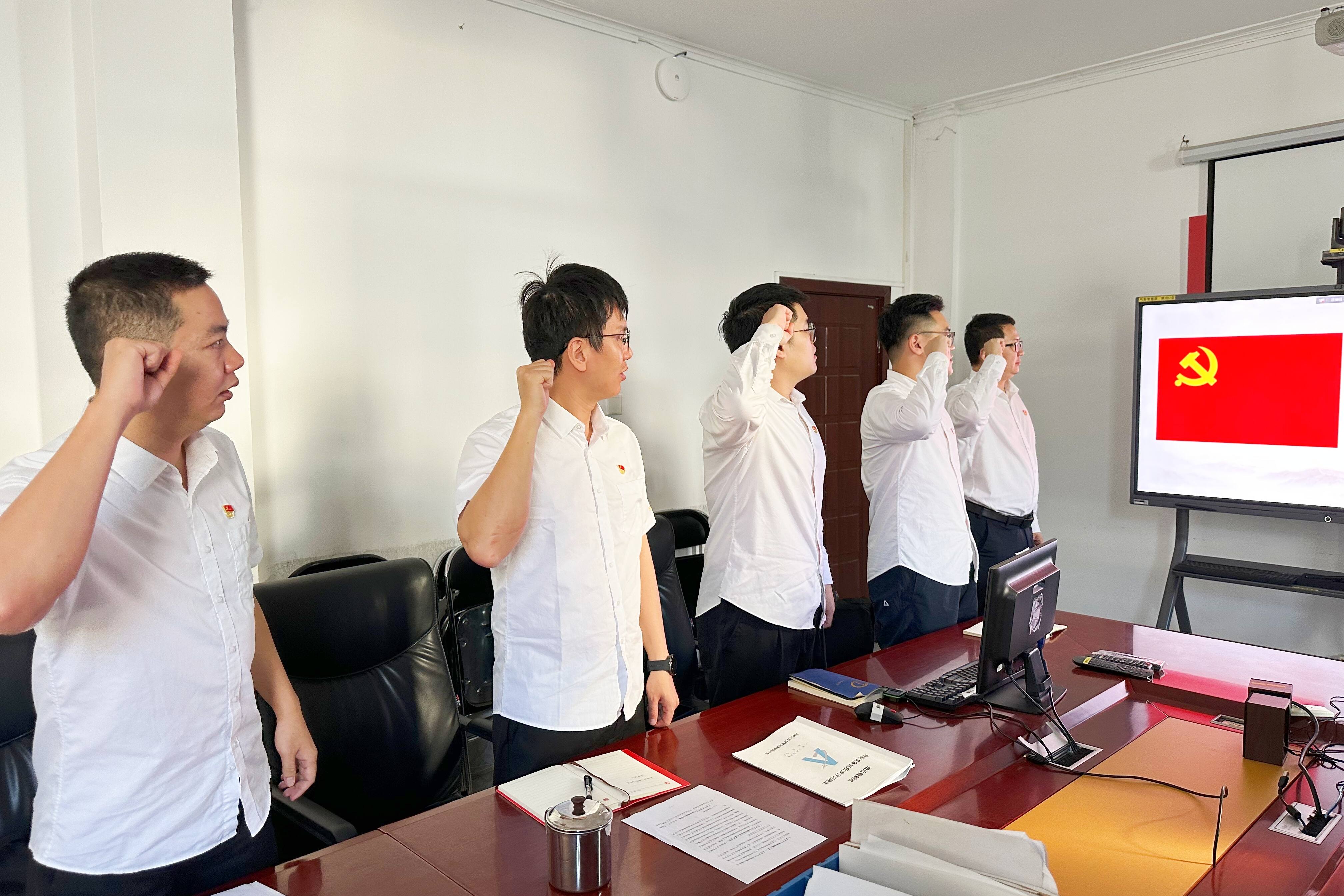 三亚空管站管制运行部举行新党员入党宣誓仪式