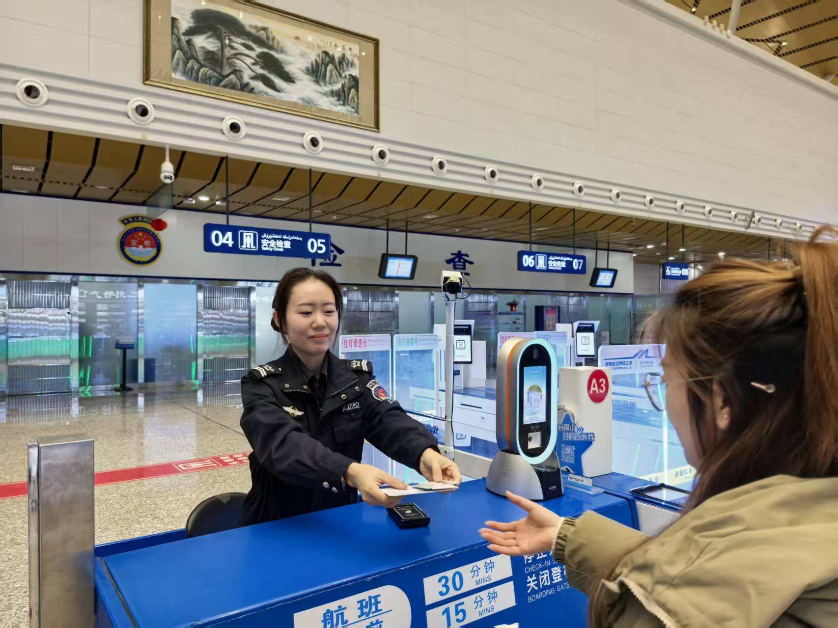 新疆机场集团库尔勒梨城机场优化充电宝暂存服务 同城免费配送+全国低价邮寄暖人心